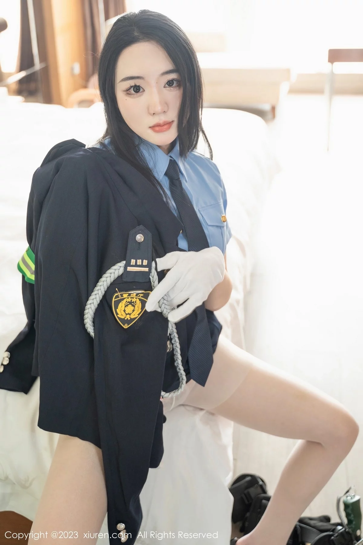 XiuRen第6497期_模特汐汐爱吃草莓脱搜查官制服露性感内衣秀丰满身材诱惑写真85P