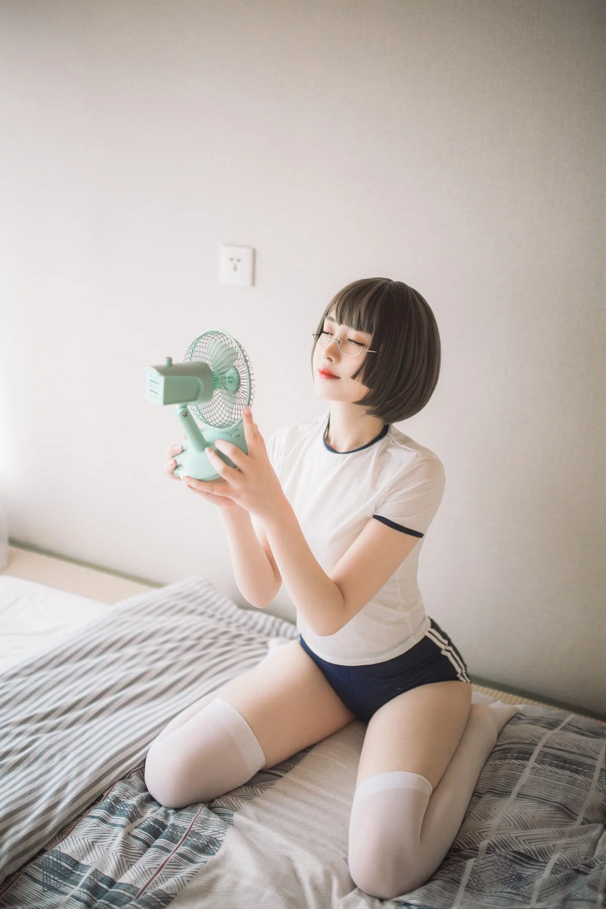 次元少女念雪ww体操服主题私房性感紧身体操服配白丝袜秀曼妙身姿诱惑写真40P