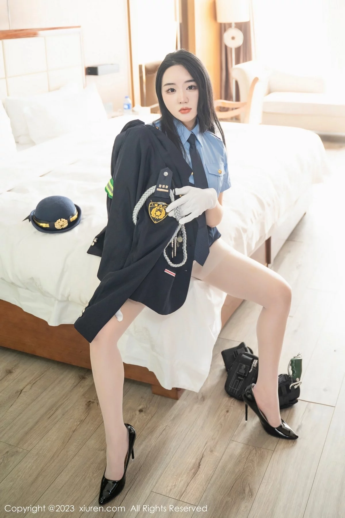 XiuRen第6497期_模特汐汐爱吃草莓脱搜查官制服露性感内衣秀丰满身材诱惑写真85P