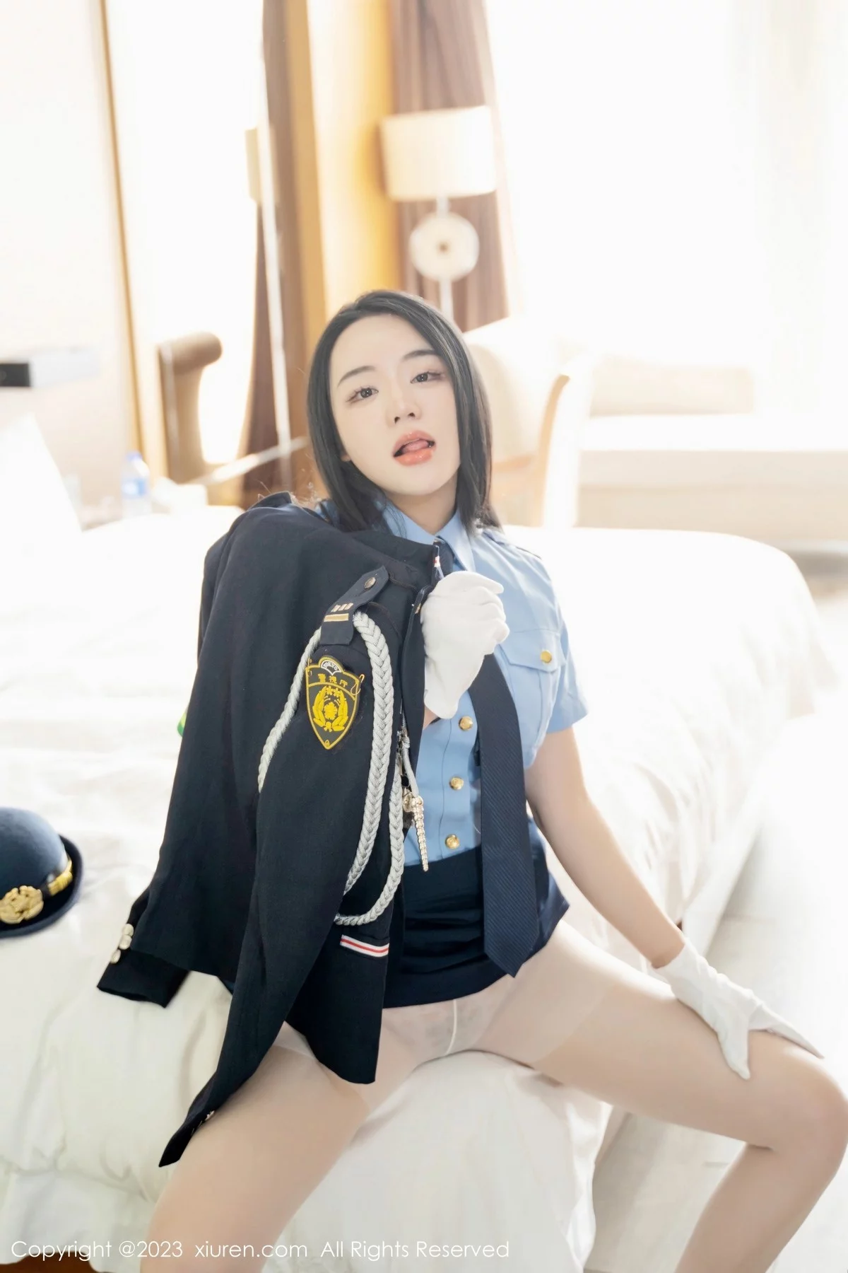 XiuRen第6497期_模特汐汐爱吃草莓脱搜查官制服露性感内衣秀丰满身材诱惑写真85P