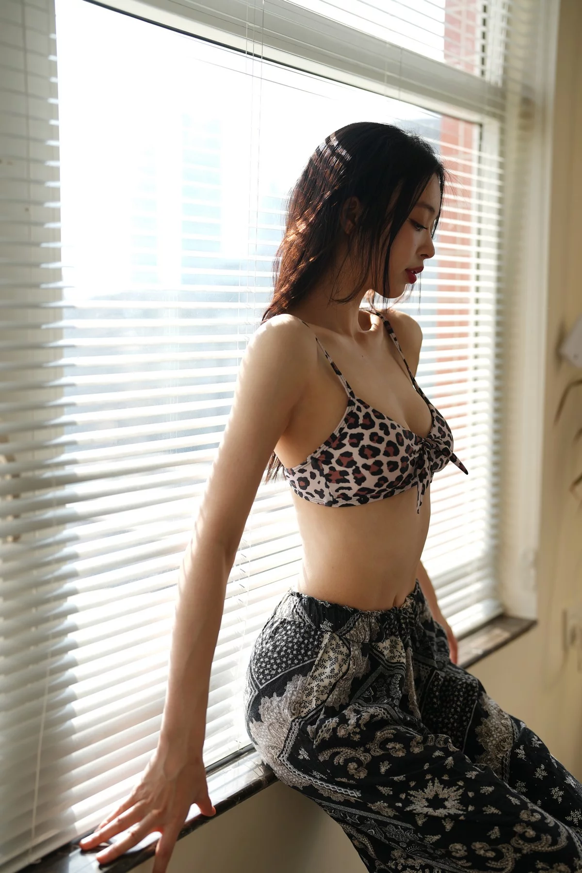 网络美女徐珺大哥自由之豹主题私房性感豹纹内衣秀完美身材迷人诱惑写真41P