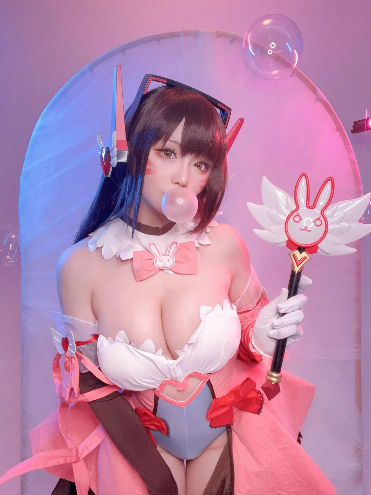 Coser小姐姐星之迟迟守望先锋主题性感低胸连体衣配白丝袜秀完美身材诱惑写真57P