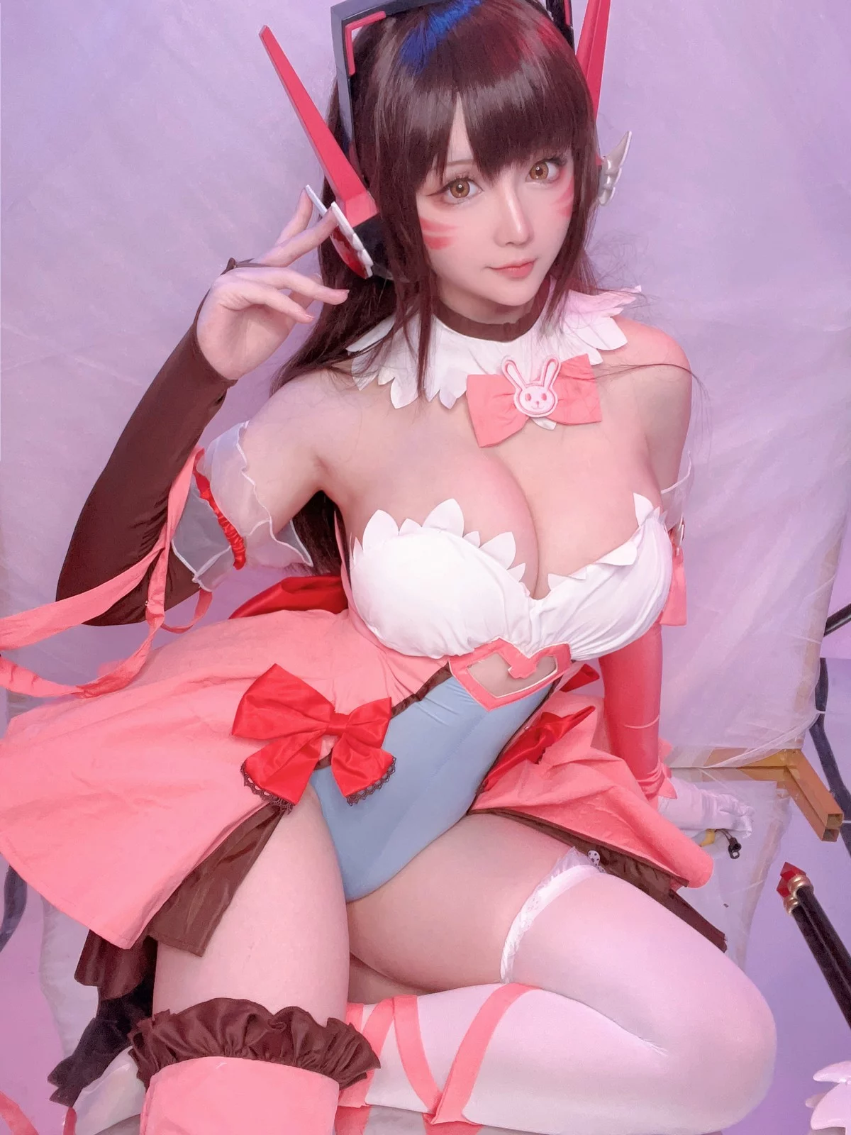 Coser小姐姐星之迟迟守望先锋主题性感低胸连体衣配白丝袜秀完美身材诱惑写真57P