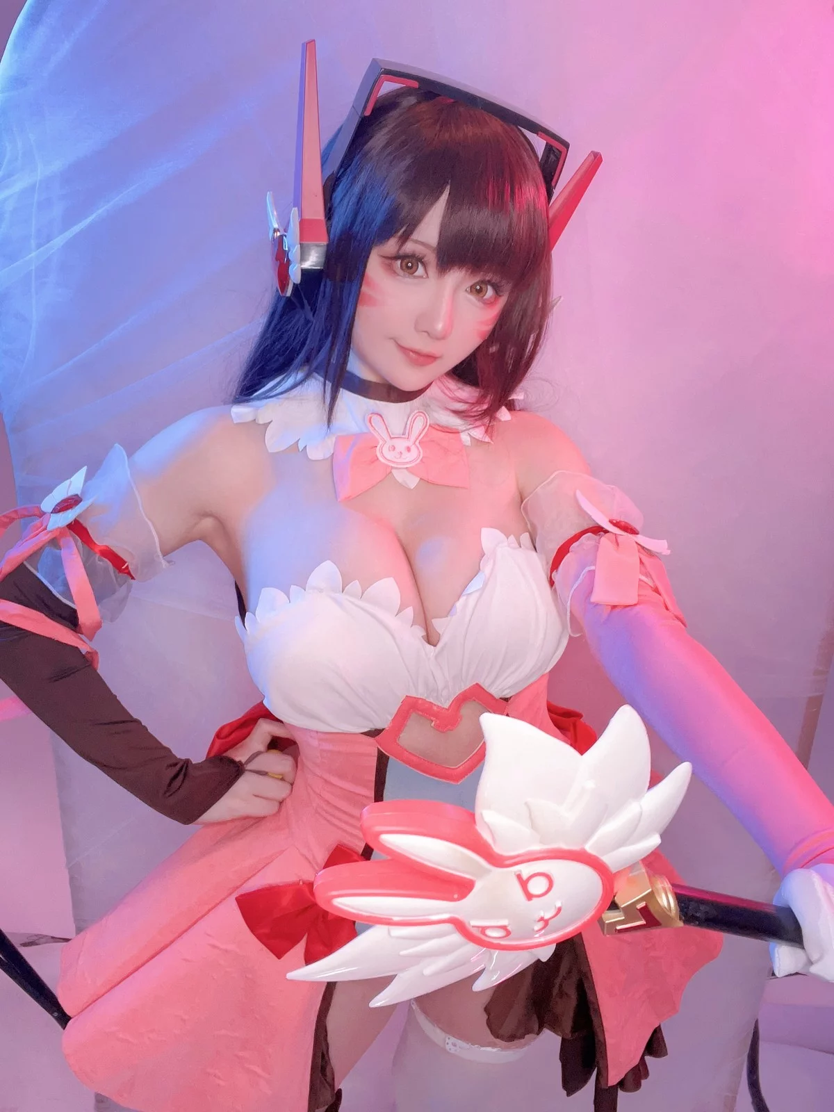 Coser小姐姐星之迟迟守望先锋主题性感低胸连体衣配白丝袜秀完美身材诱惑写真57P