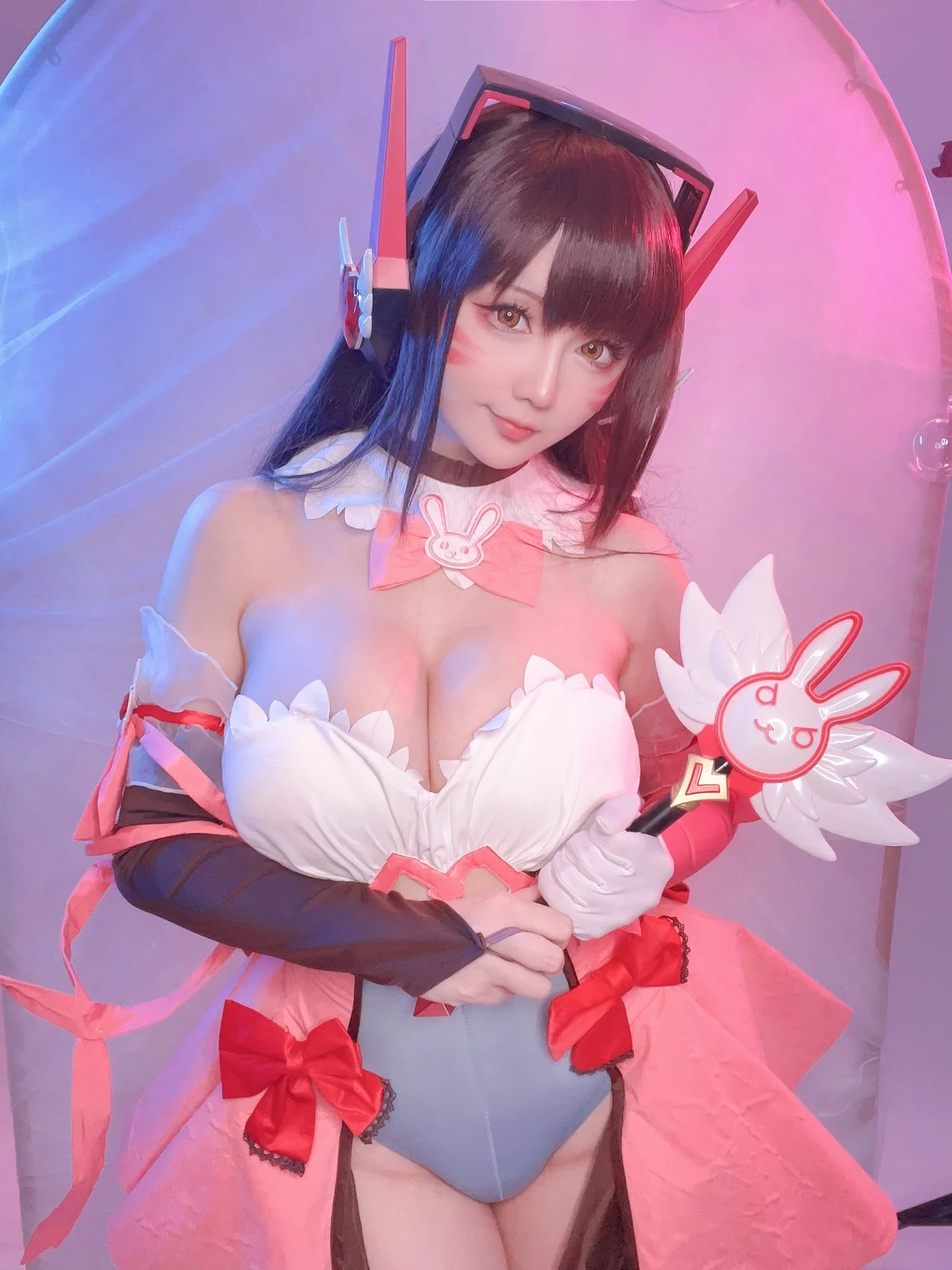 Coser小姐姐星之迟迟守望先锋主题性感低胸连体衣配白丝袜秀完美身材诱惑写真57P