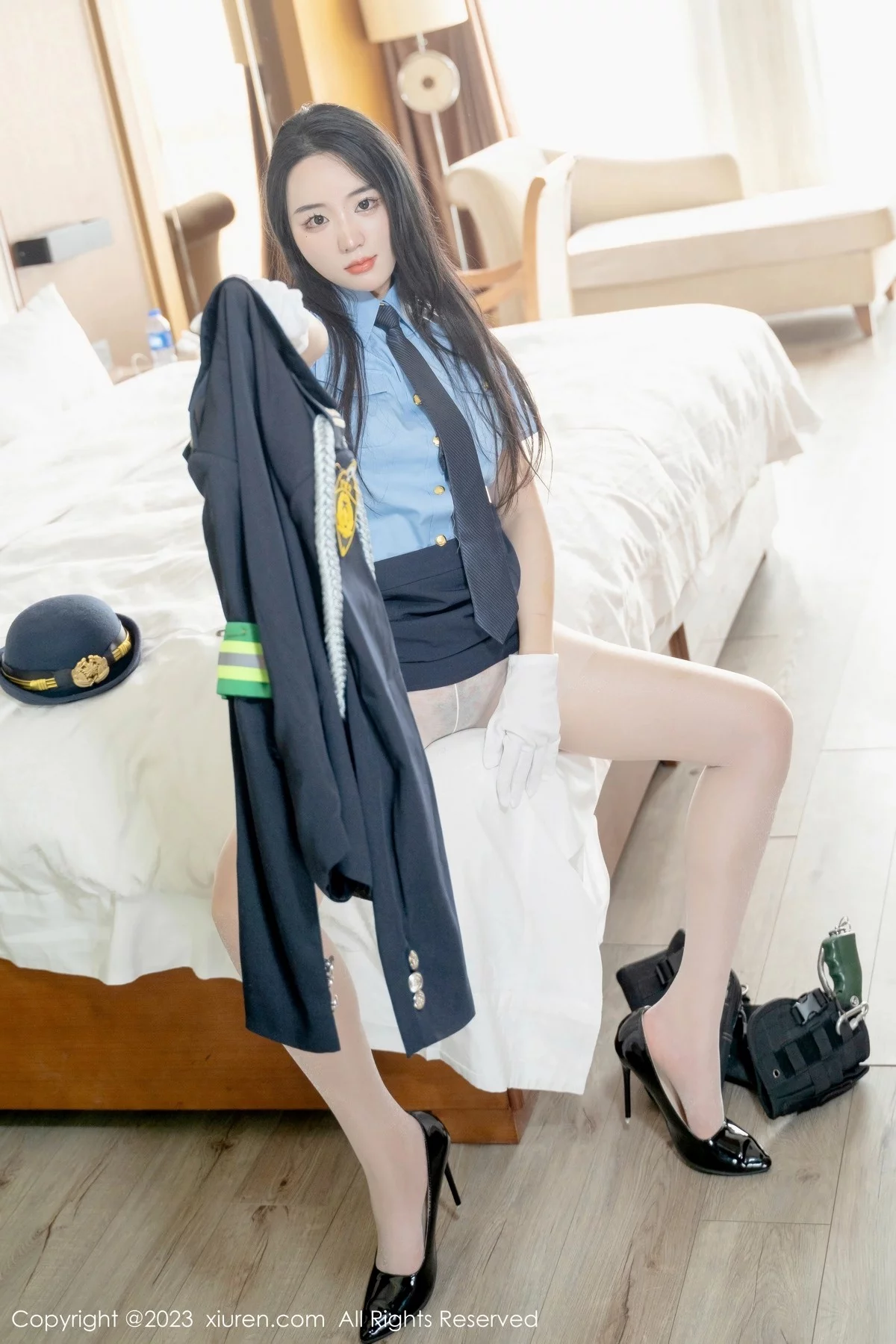 XiuRen第6497期_模特汐汐爱吃草莓脱搜查官制服露性感内衣秀丰满身材诱惑写真85P