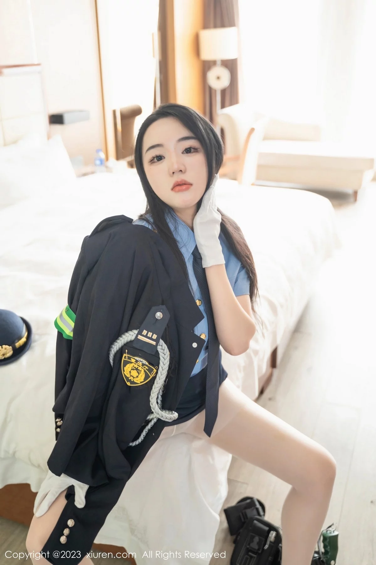 XiuRen第6497期_模特汐汐爱吃草莓脱搜查官制服露性感内衣秀丰满身材诱惑写真85P