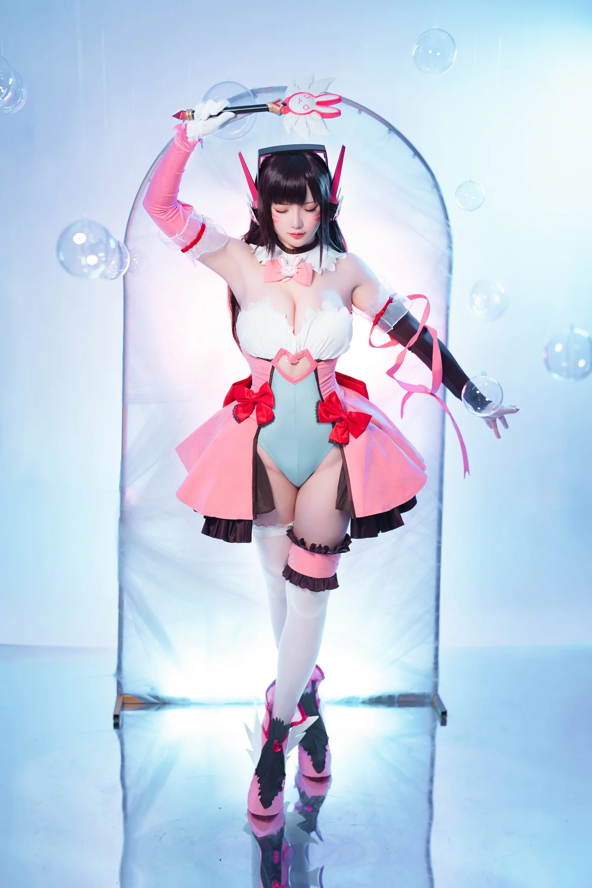 Coser小姐姐星之迟迟守望先锋主题性感低胸连体衣配白丝袜秀完美身材诱惑写真57P