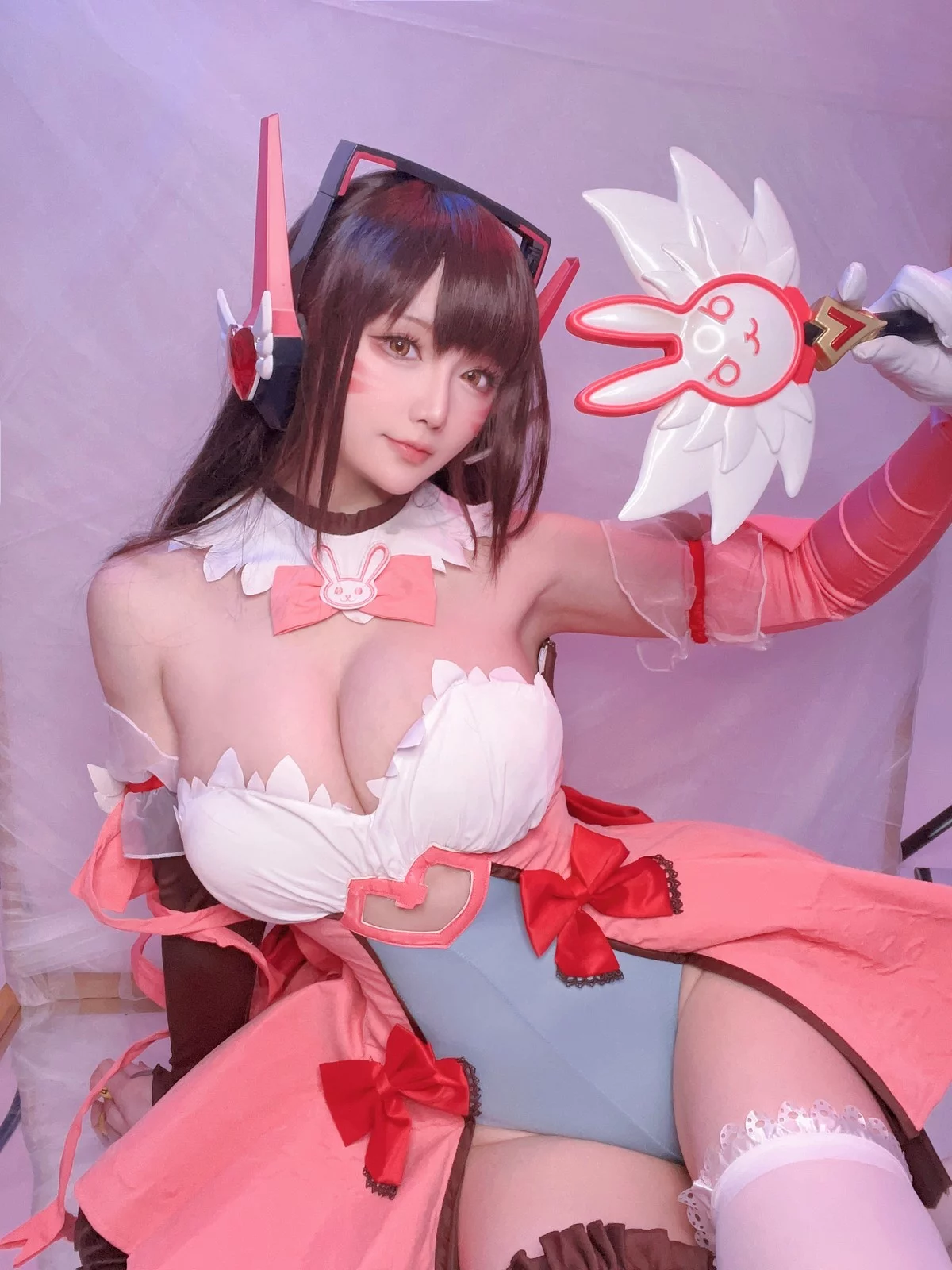 Coser小姐姐星之迟迟守望先锋主题性感低胸连体衣配白丝袜秀完美身材诱惑写真57P