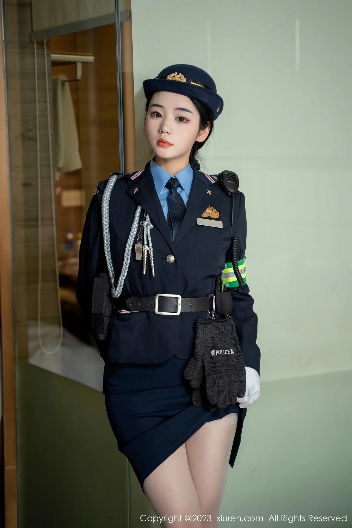 XiuRen第6497期_模特汐汐爱吃草莓脱搜查官制服露性感内衣秀丰满身材诱惑写真85P