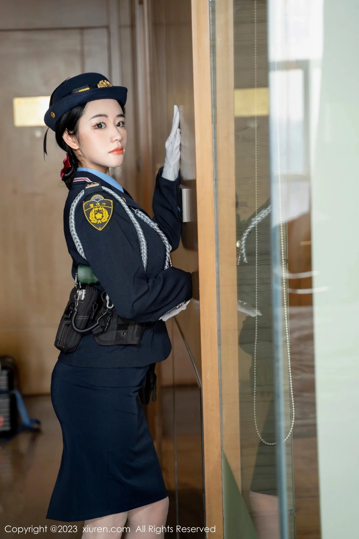 XiuRen第6497期_模特汐汐爱吃草莓脱搜查官制服露性感内衣秀丰满身材诱惑写真85P