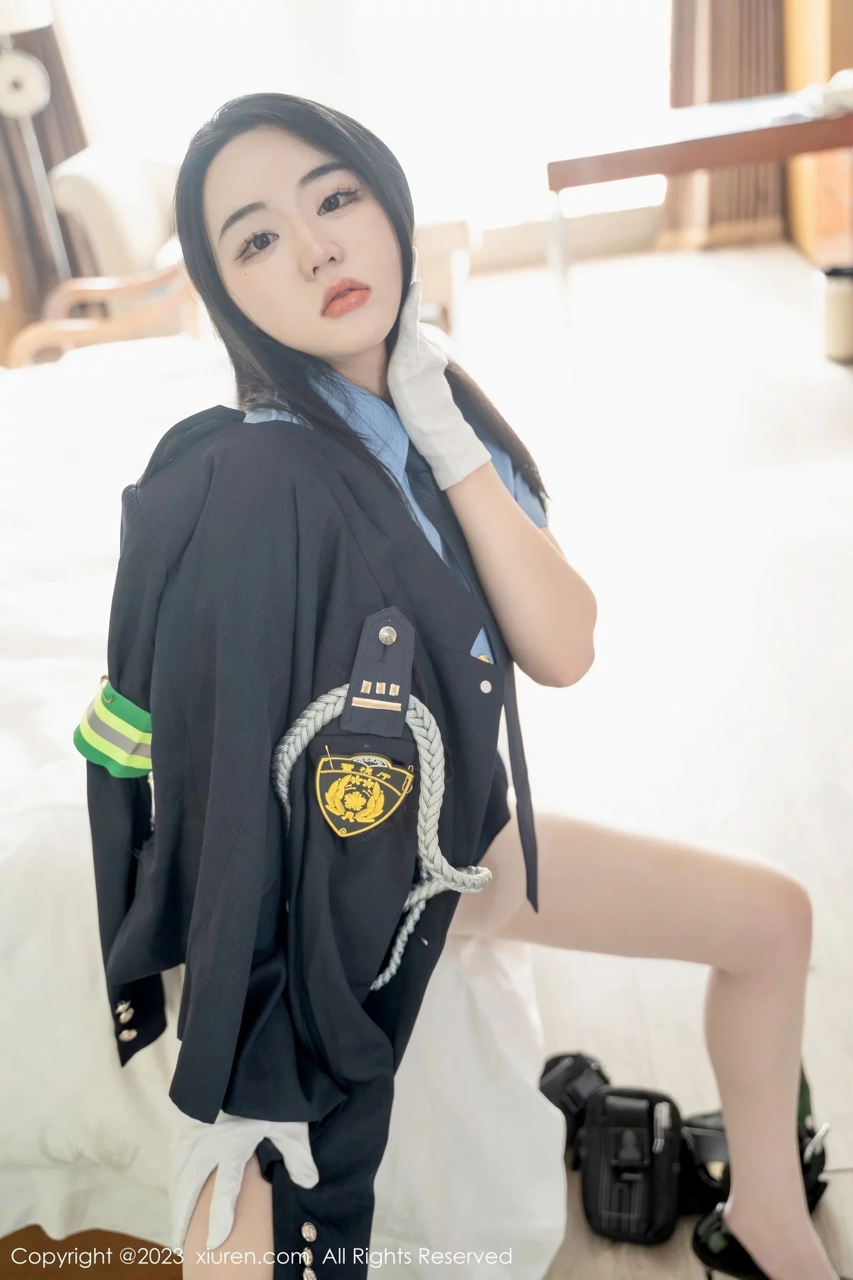 XiuRen第6497期_模特汐汐爱吃草莓脱搜查官制服露性感内衣秀丰满身材诱惑写真85P