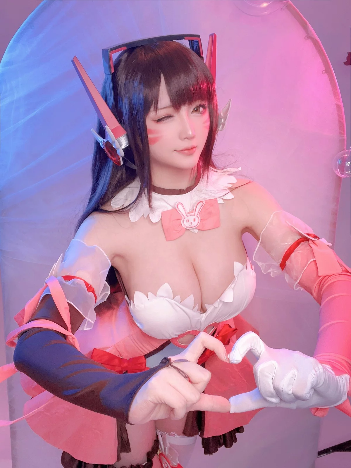 Coser小姐姐星之迟迟守望先锋主题性感低胸连体衣配白丝袜秀完美身材诱惑写真57P