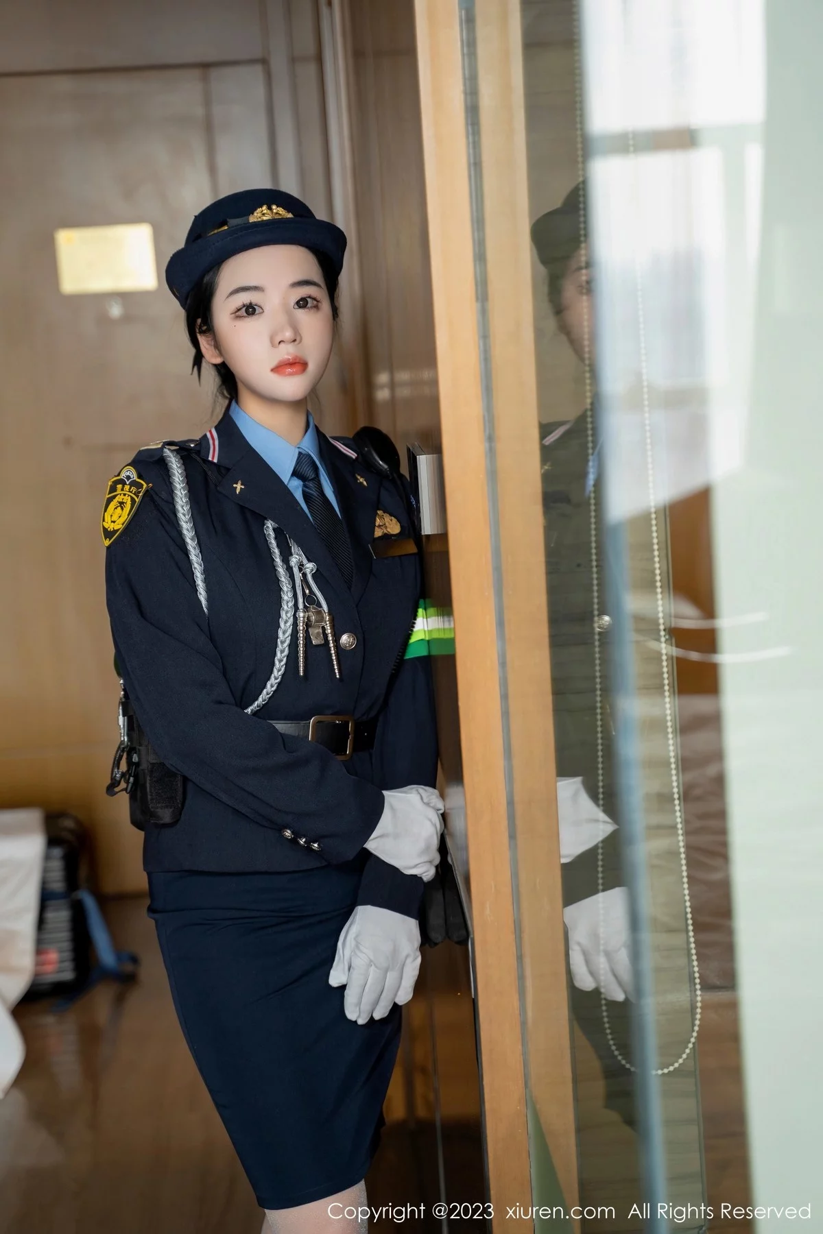 XiuRen第6497期_模特汐汐爱吃草莓脱搜查官制服露性感内衣秀丰满身材诱惑写真85P