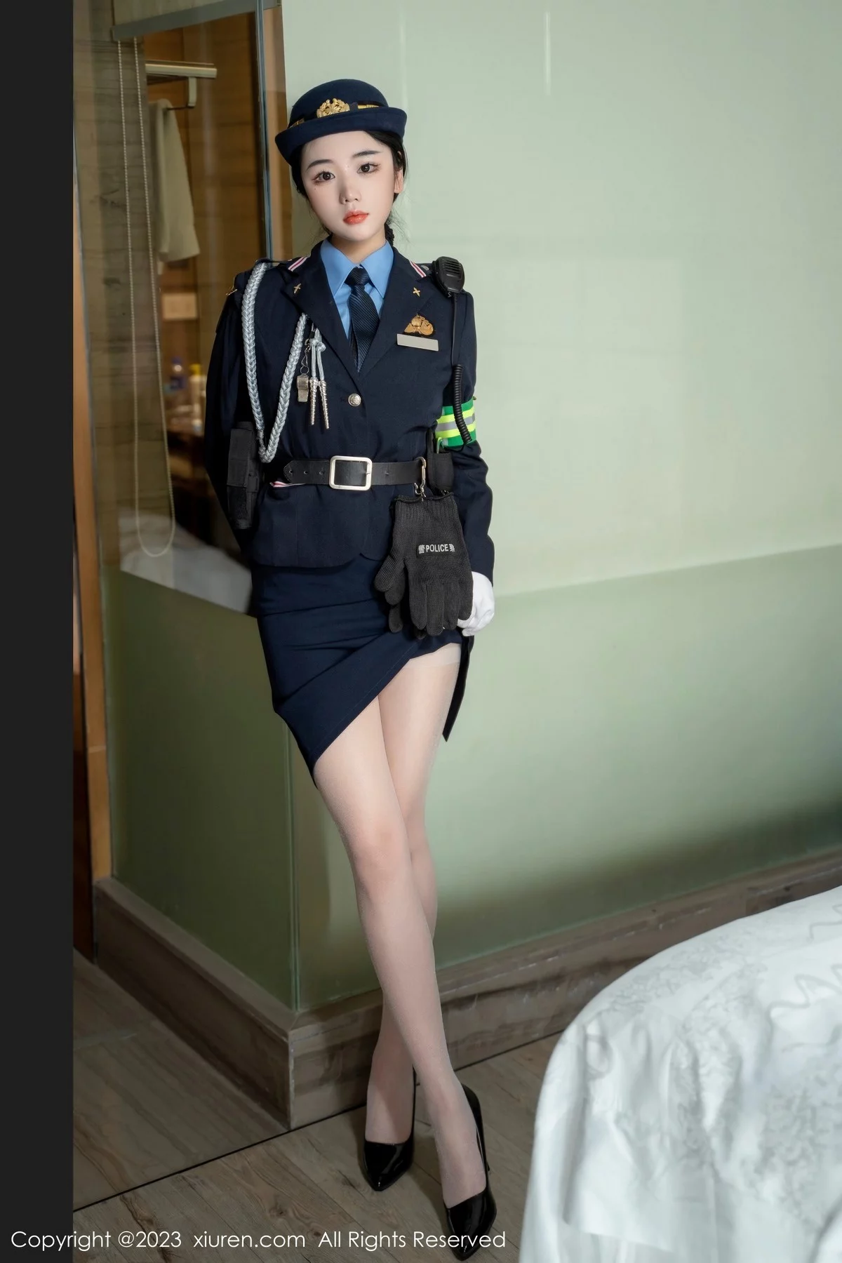 XiuRen第6497期_模特汐汐爱吃草莓脱搜查官制服露性感内衣秀丰满身材诱惑写真85P