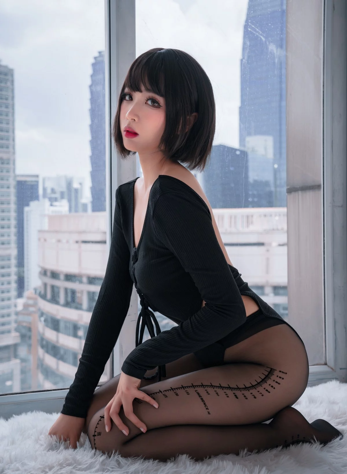 网络美女轩萧学姐量个腰围主题私房性感黑色紧身上衣配超薄黑丝裤袜诱惑写真32P