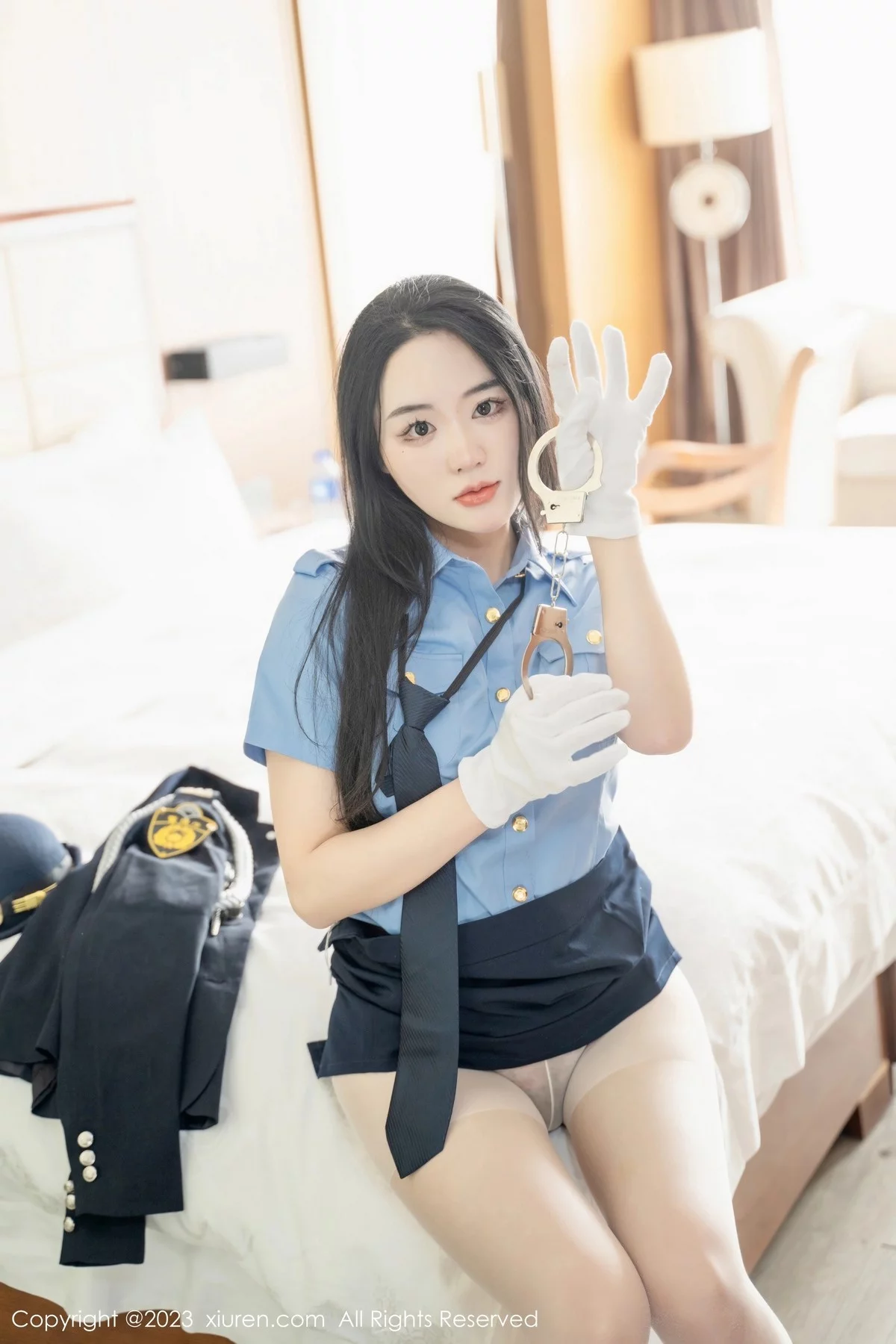 XiuRen第6497期_模特汐汐爱吃草莓脱搜查官制服露性感内衣秀丰满身材诱惑写真85P