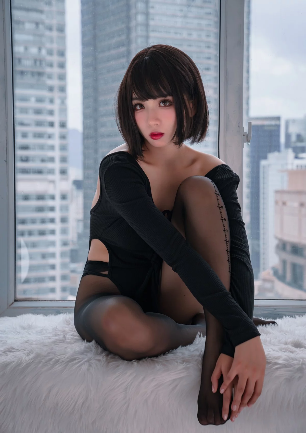 网络美女轩萧学姐量个腰围主题私房性感黑色紧身上衣配超薄黑丝裤袜诱惑写真32P