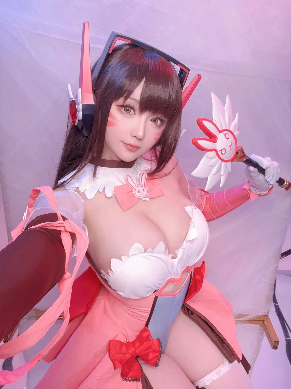 Coser小姐姐星之迟迟守望先锋主题性感低胸连体衣配白丝袜秀完美身材诱惑写真57P