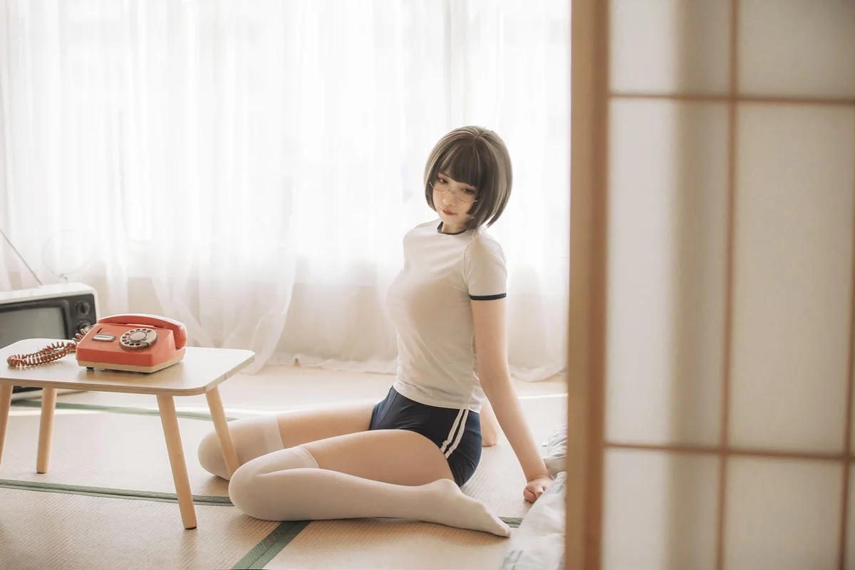 次元少女念雪ww体操服主题私房性感紧身体操服配白丝袜秀曼妙身姿诱惑写真40P