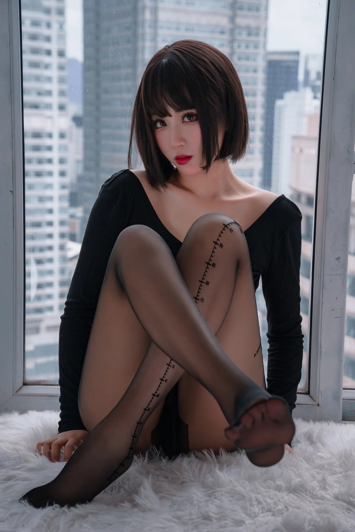 网络美女轩萧学姐量个腰围主题私房性感黑色紧身上衣配超薄黑丝裤袜诱惑写真32P