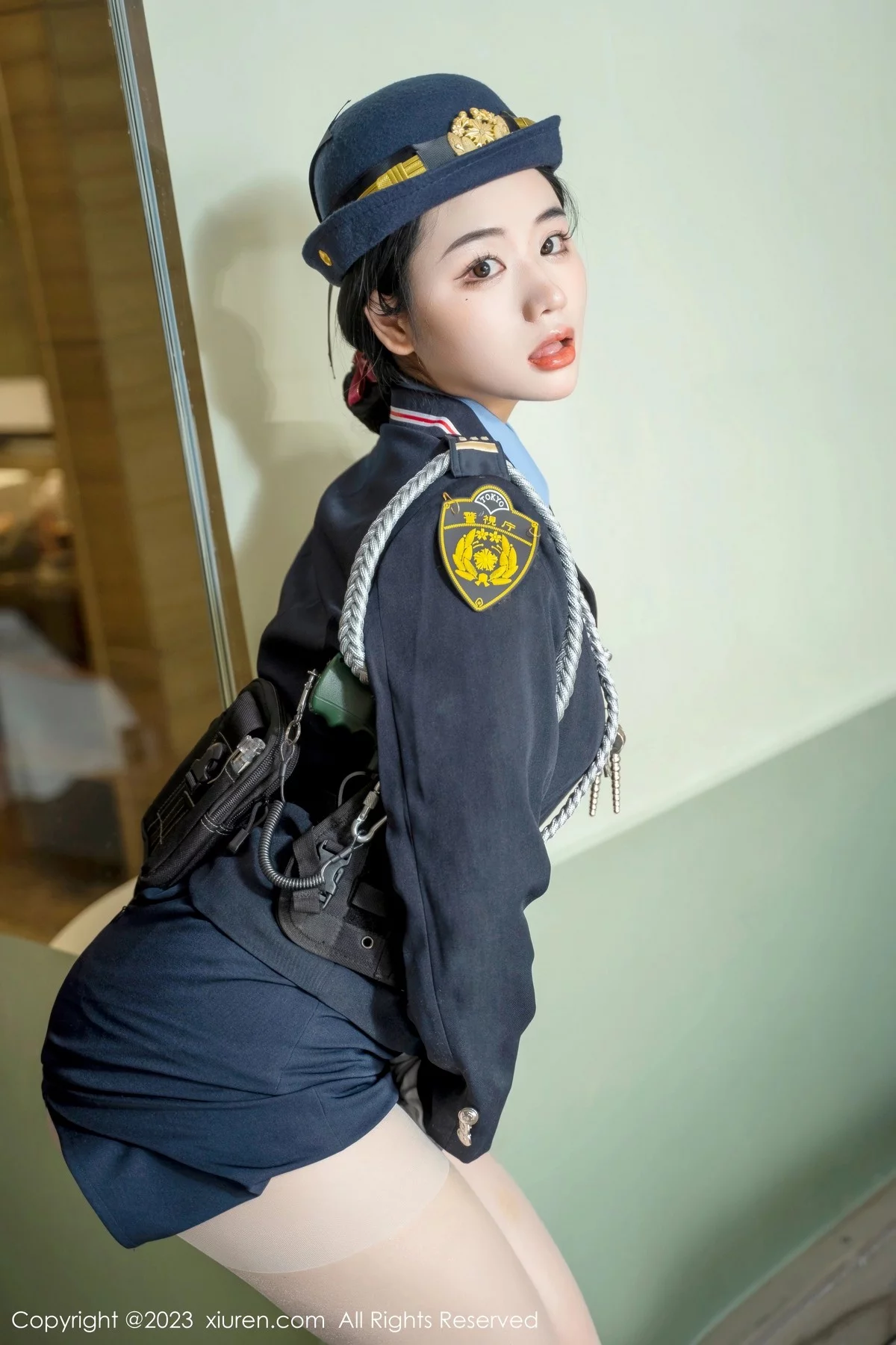 XiuRen第6497期_模特汐汐爱吃草莓脱搜查官制服露性感内衣秀丰满身材诱惑写真85P