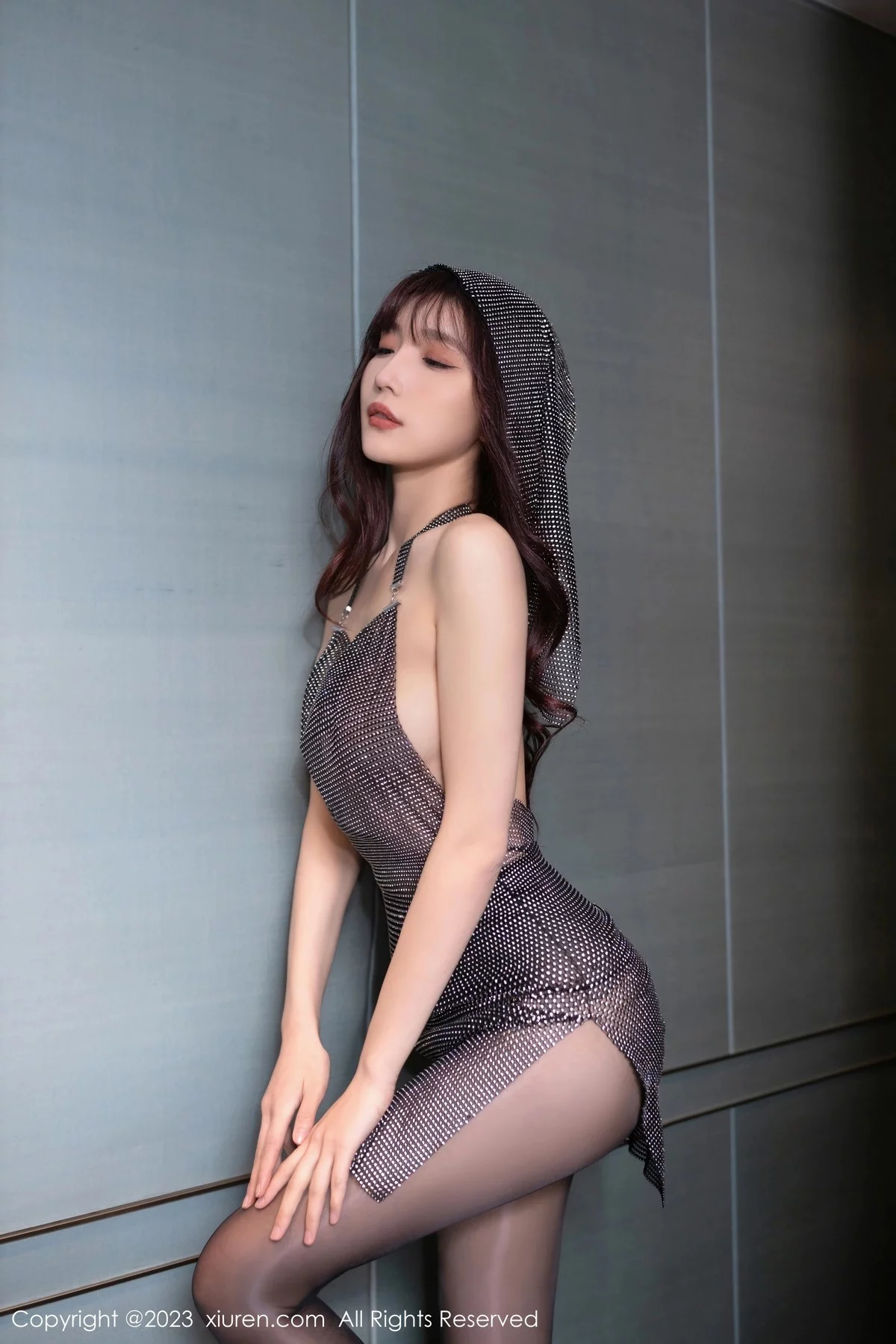 XiuRen第6501期_模特陆萱萱女王角色扮演灰色时尚缕空服饰配超薄黑丝魅惑写真80P