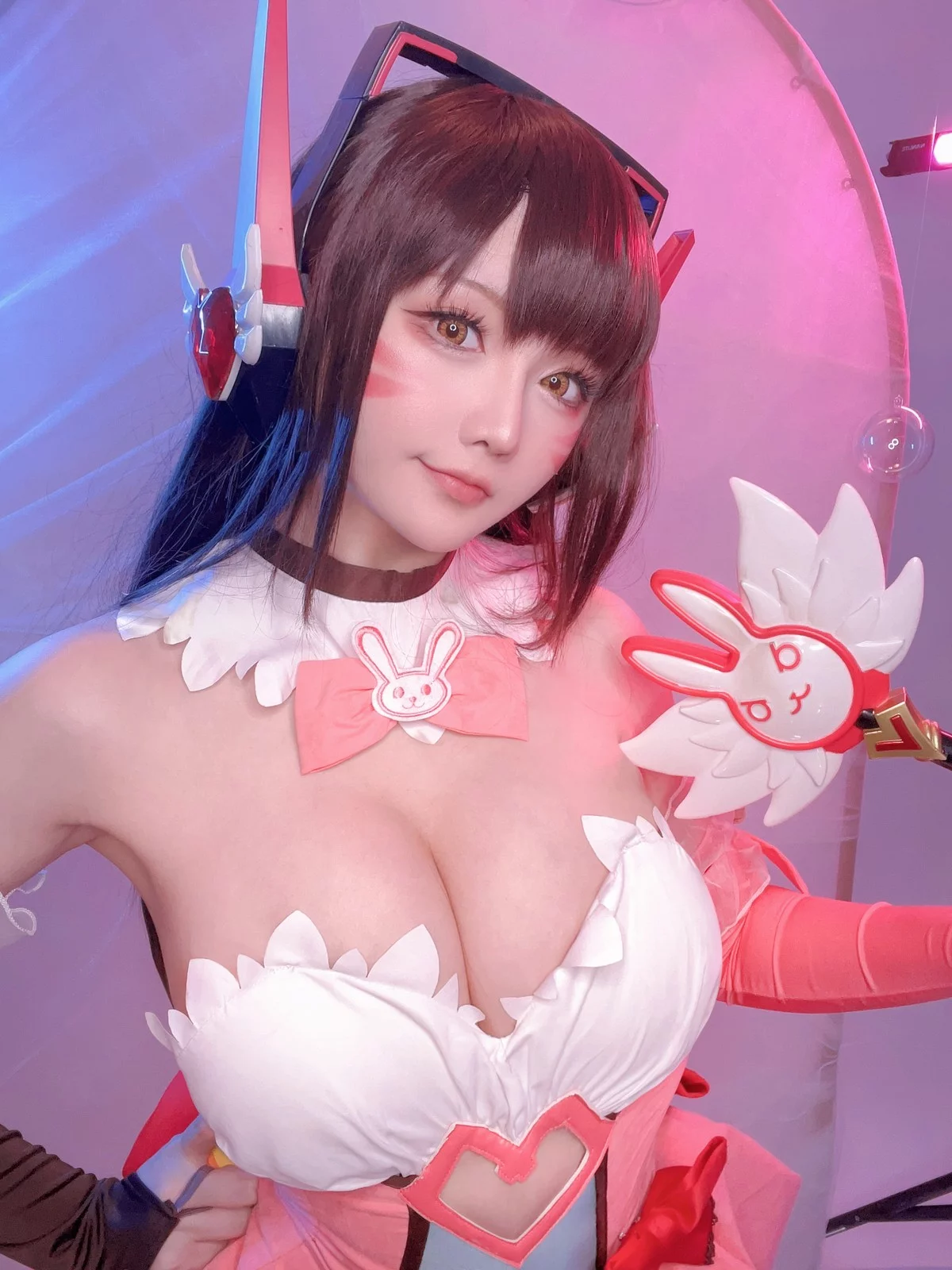 Coser小姐姐星之迟迟守望先锋主题性感低胸连体衣配白丝袜秀完美身材诱惑写真57P