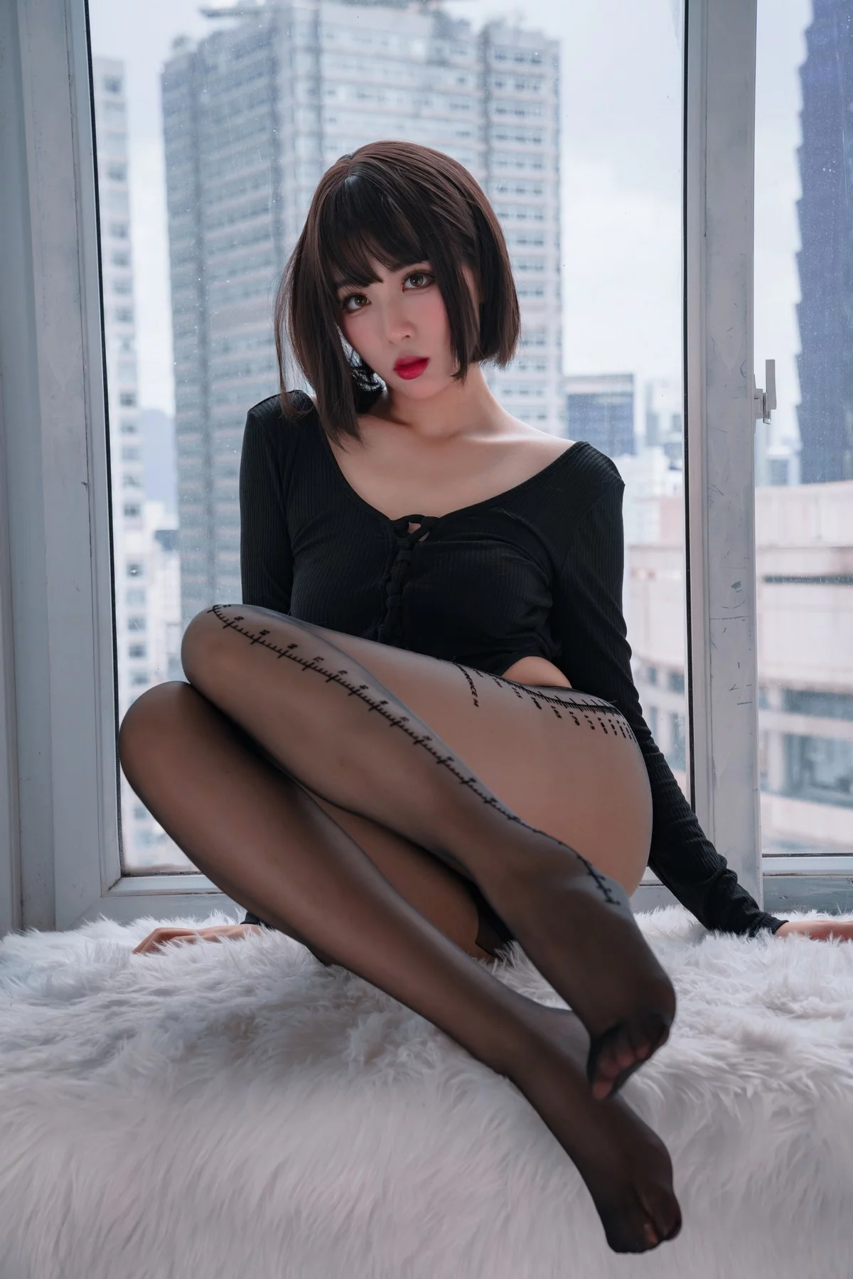 网络美女轩萧学姐量个腰围主题私房性感黑色紧身上衣配超薄黑丝裤袜诱惑写真32P