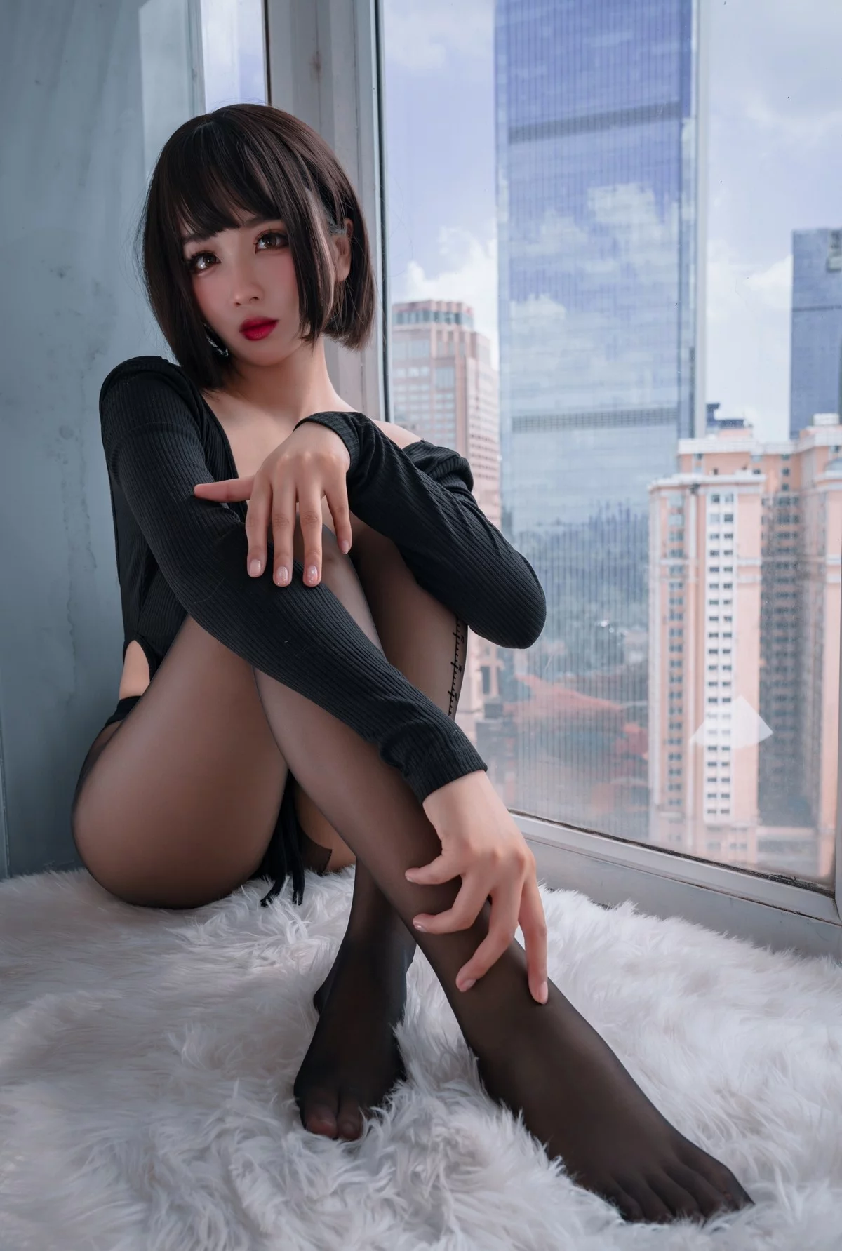 网络美女轩萧学姐量个腰围主题私房性感黑色紧身上衣配超薄黑丝裤袜诱惑写真32P