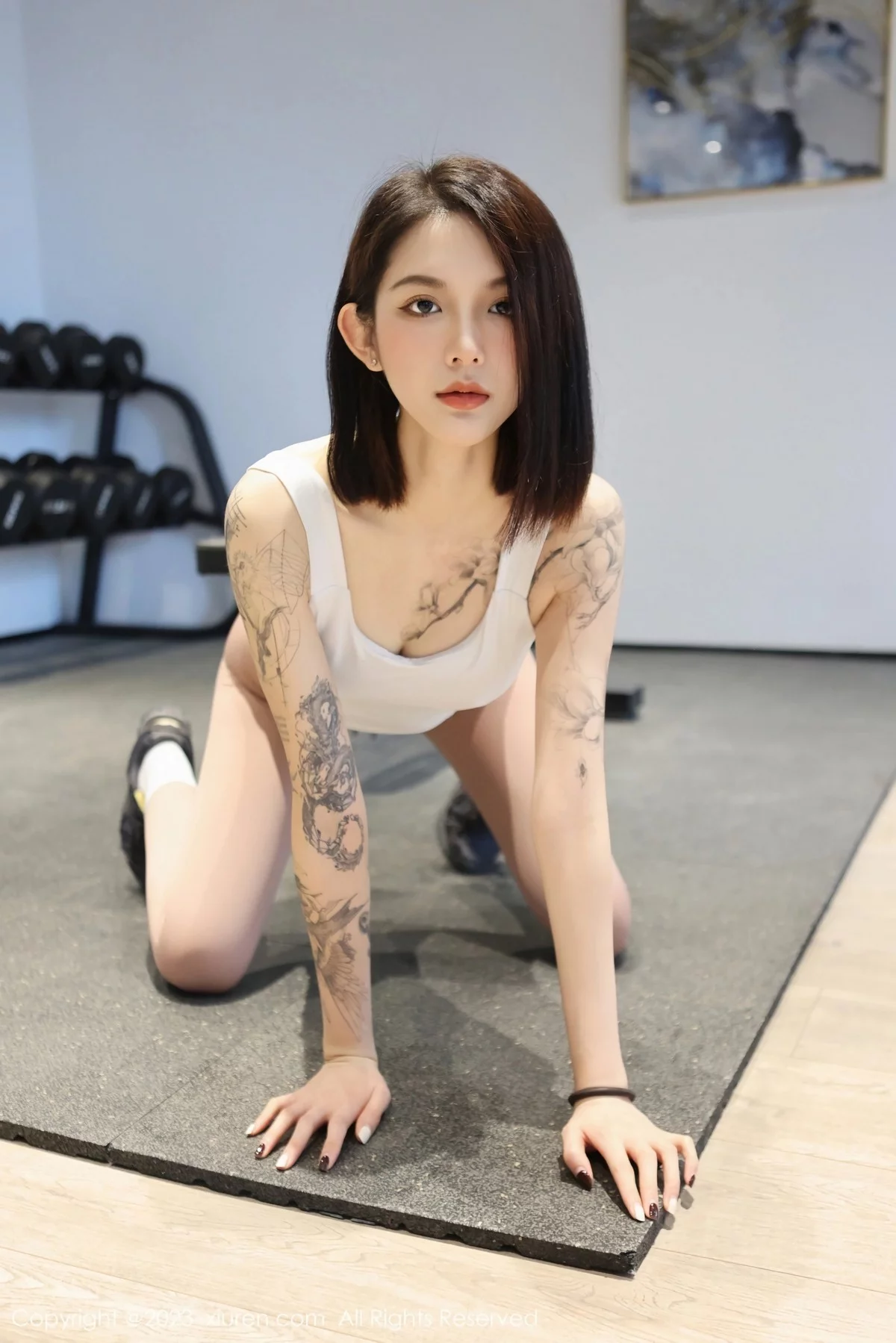 XiuRen第6506期_模特乔一一健身场景性感白色运动内衣配淡红丝袜撩人诱惑写真82P
