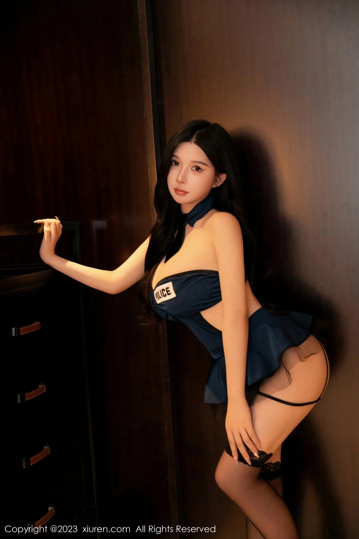 XiuRen第6507期_模特林珊珊黑色情趣警察制服配黑丝袜秀翘臀美腿撩人诱惑写真88P