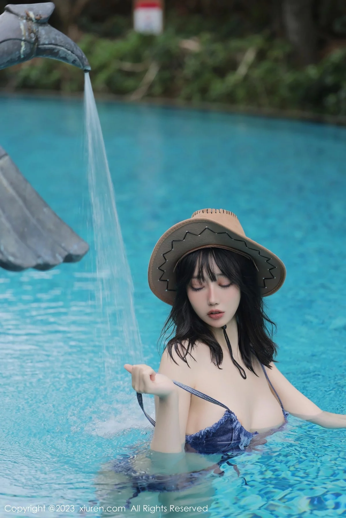 XiuRen第6504期_模特玥儿玥er泳池边性感牛仔比基尼秀曼妙身姿迷人诱惑写真71P
