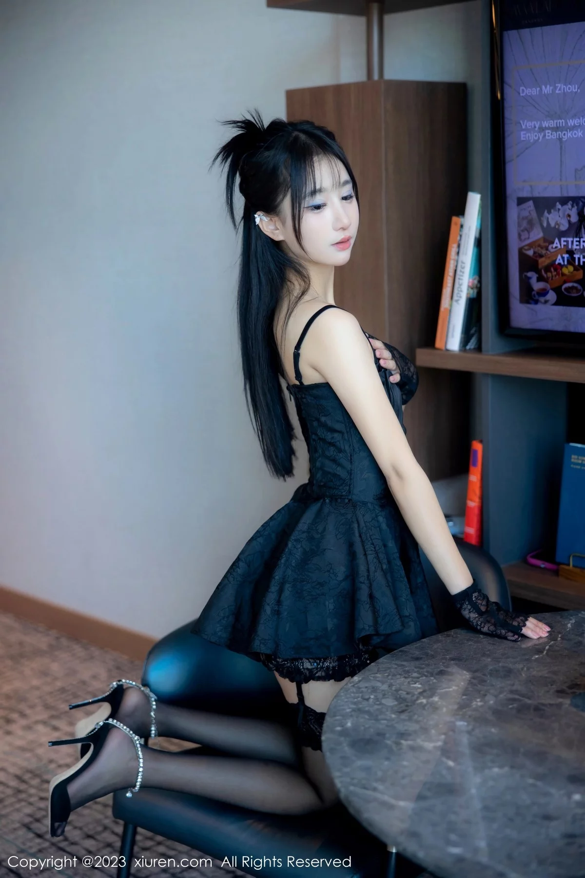 XiuRen第6516期_女神小果冻儿性感黑色蕾丝内衣配黑丝吊袜秀完美身材诱惑写真79P