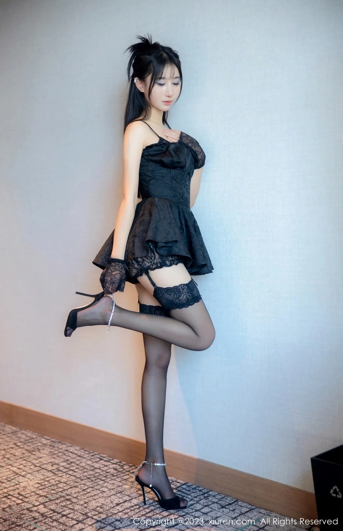 XiuRen第6516期_女神小果冻儿性感黑色蕾丝内衣配黑丝吊袜秀完美身材诱惑写真79P