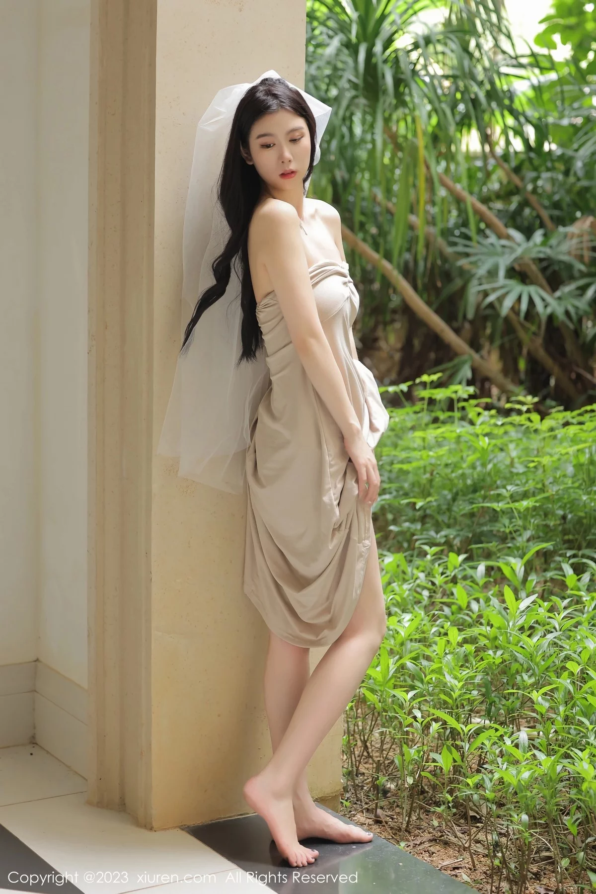 XiuRen第6513期_模特李雅柔182CM性感杏色吊带长裙露蕾丝内裤秀美腿诱惑写真55P