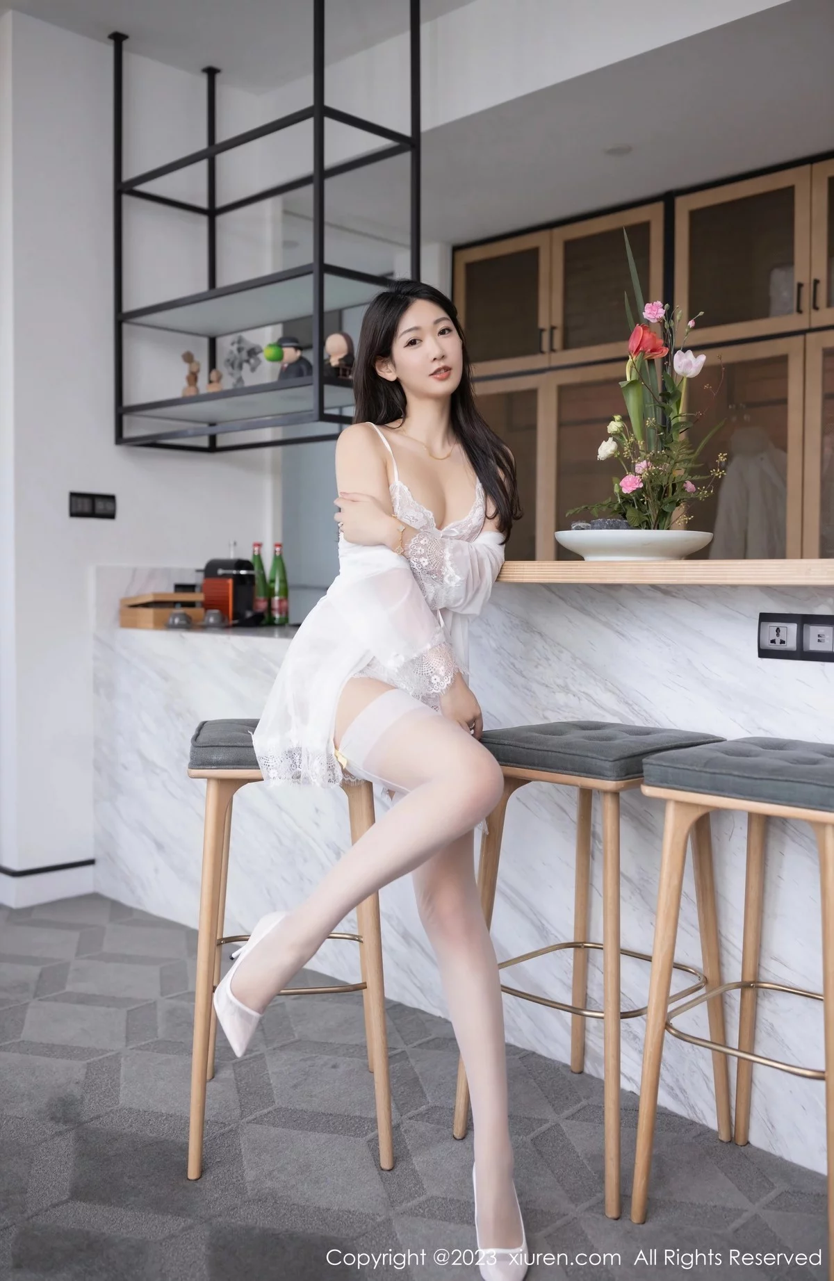 XiuRen第6518期_模特唐安琪性感白色蕾丝吊带睡衣配白丝吊袜秀曼妙身姿诱惑写真82P