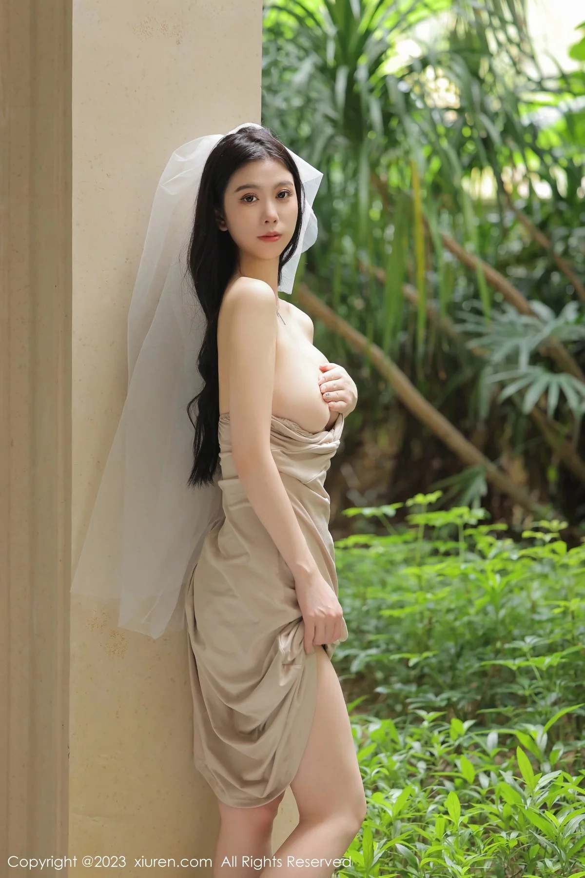 XiuRen第6513期_模特李雅柔182CM性感杏色吊带长裙露蕾丝内裤秀美腿诱惑写真55P