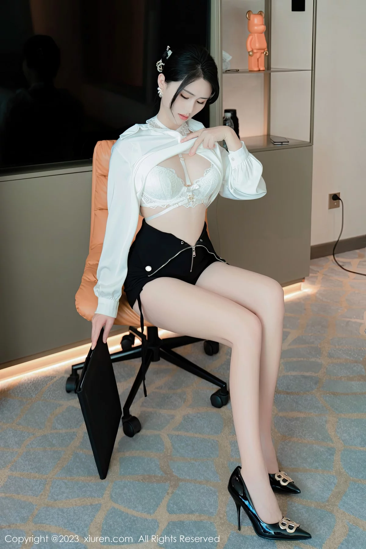 XiuRen第6520期_模特艾希儿性感白T配黑短裙露白色蕾丝内衣秀曼妙身姿诱惑写真76P