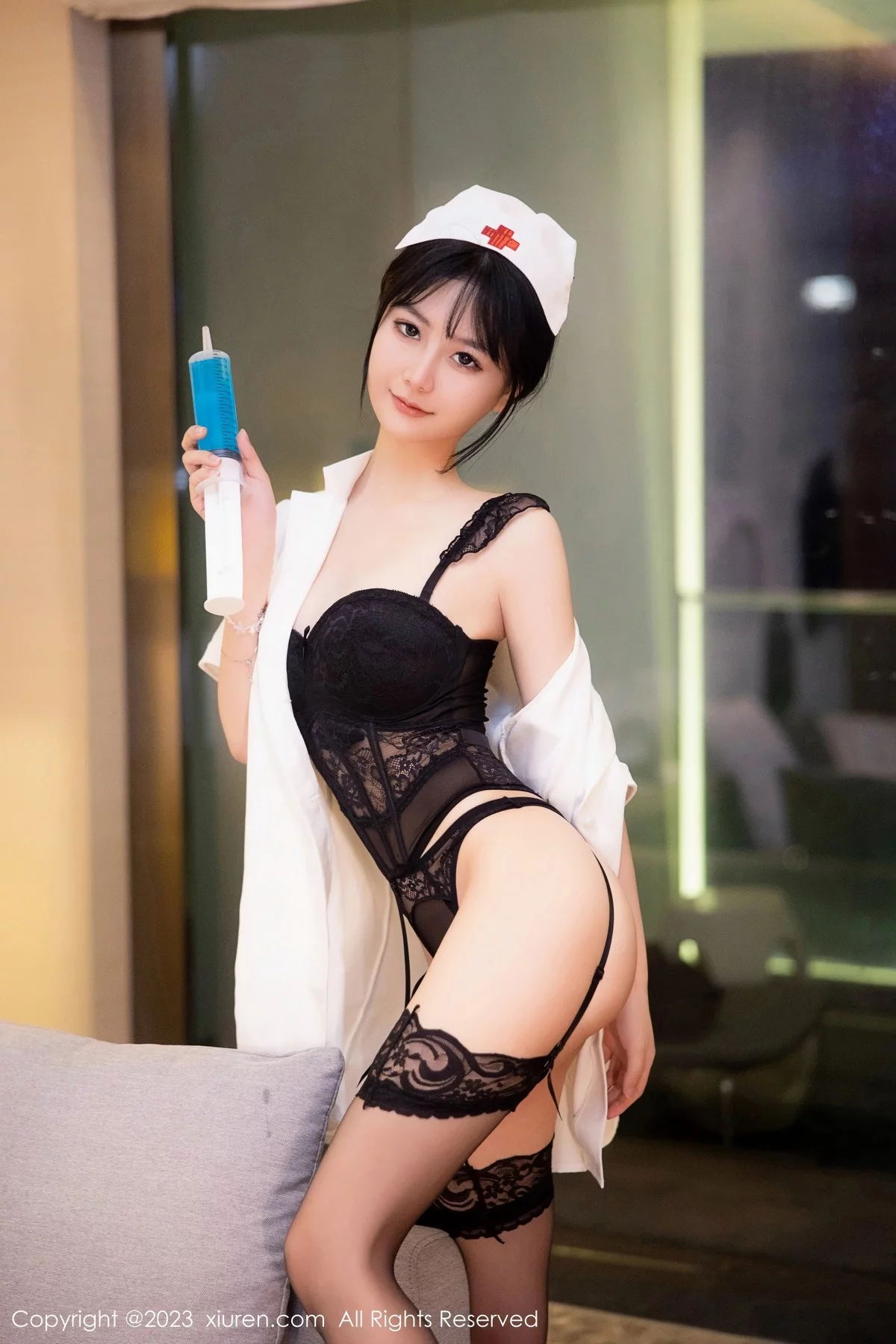 XiuRen第6525期_模特谢小蒽半脱护士服露黑色蕾丝情趣内衣秀惹火身材诱惑写真91P