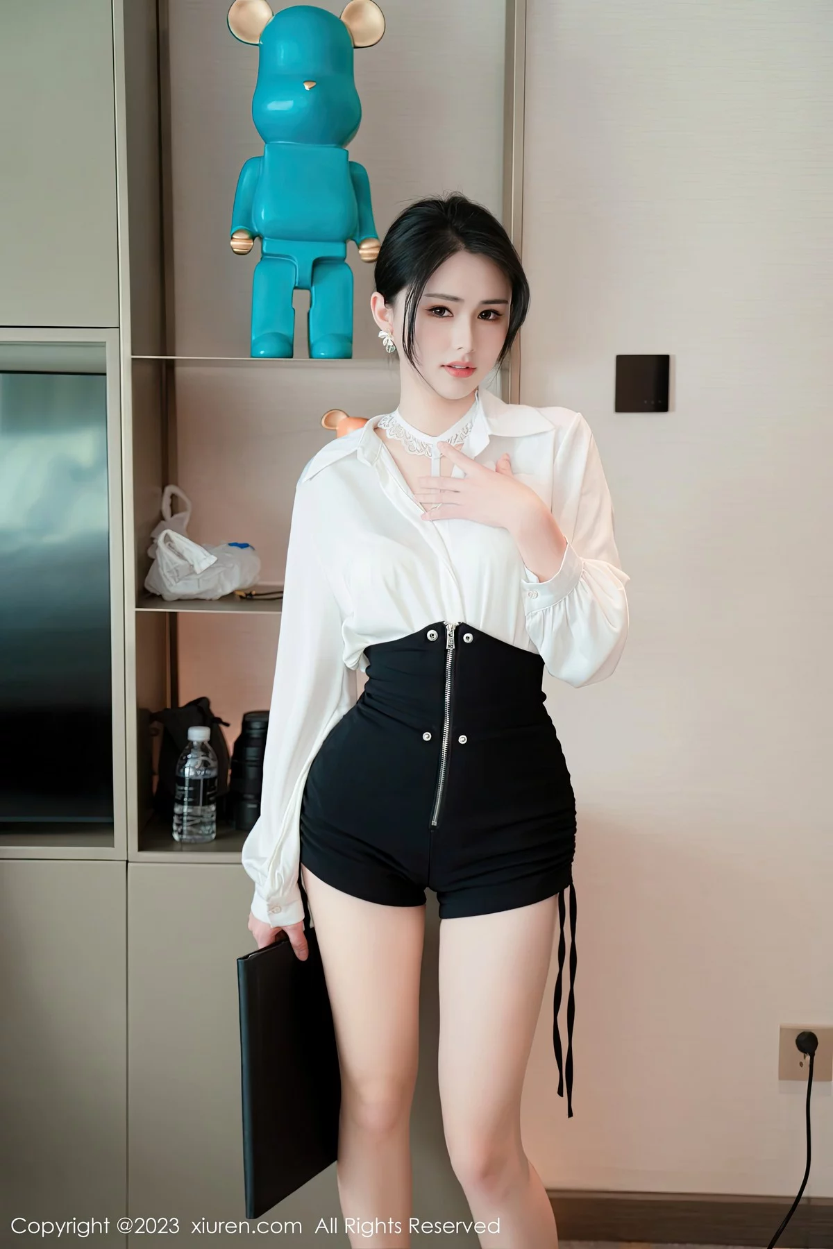 XiuRen第6520期_模特艾希儿性感白T配黑短裙露白色蕾丝内衣秀曼妙身姿诱惑写真76P