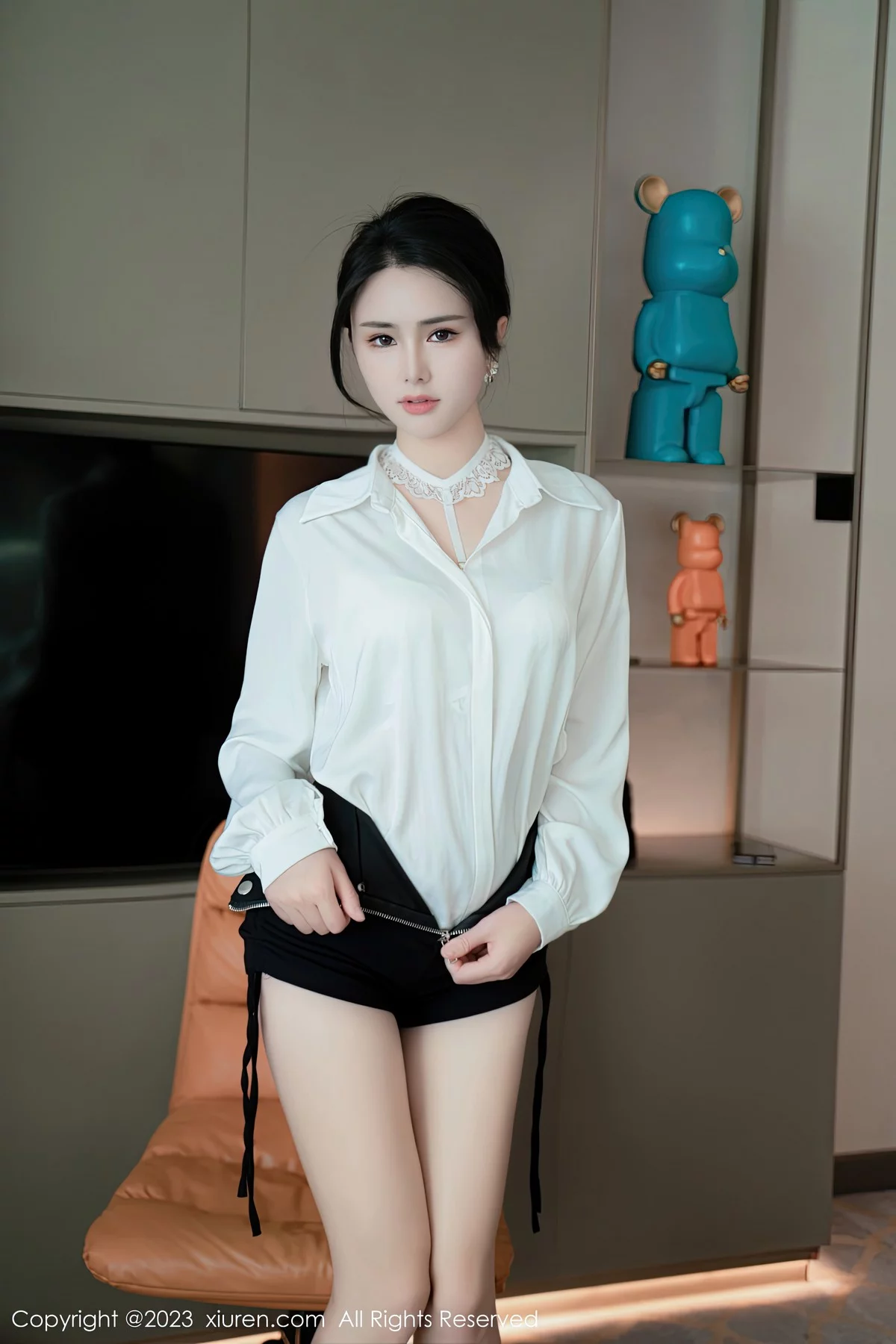 XiuRen第6520期_模特艾希儿性感白T配黑短裙露白色蕾丝内衣秀曼妙身姿诱惑写真76P