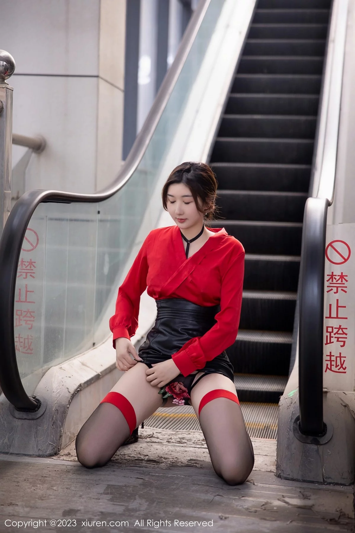 XiuRen第6529期_模特江真真红色上衣配黑色短裙露花式内衣秀丰满身材诱惑写真88P