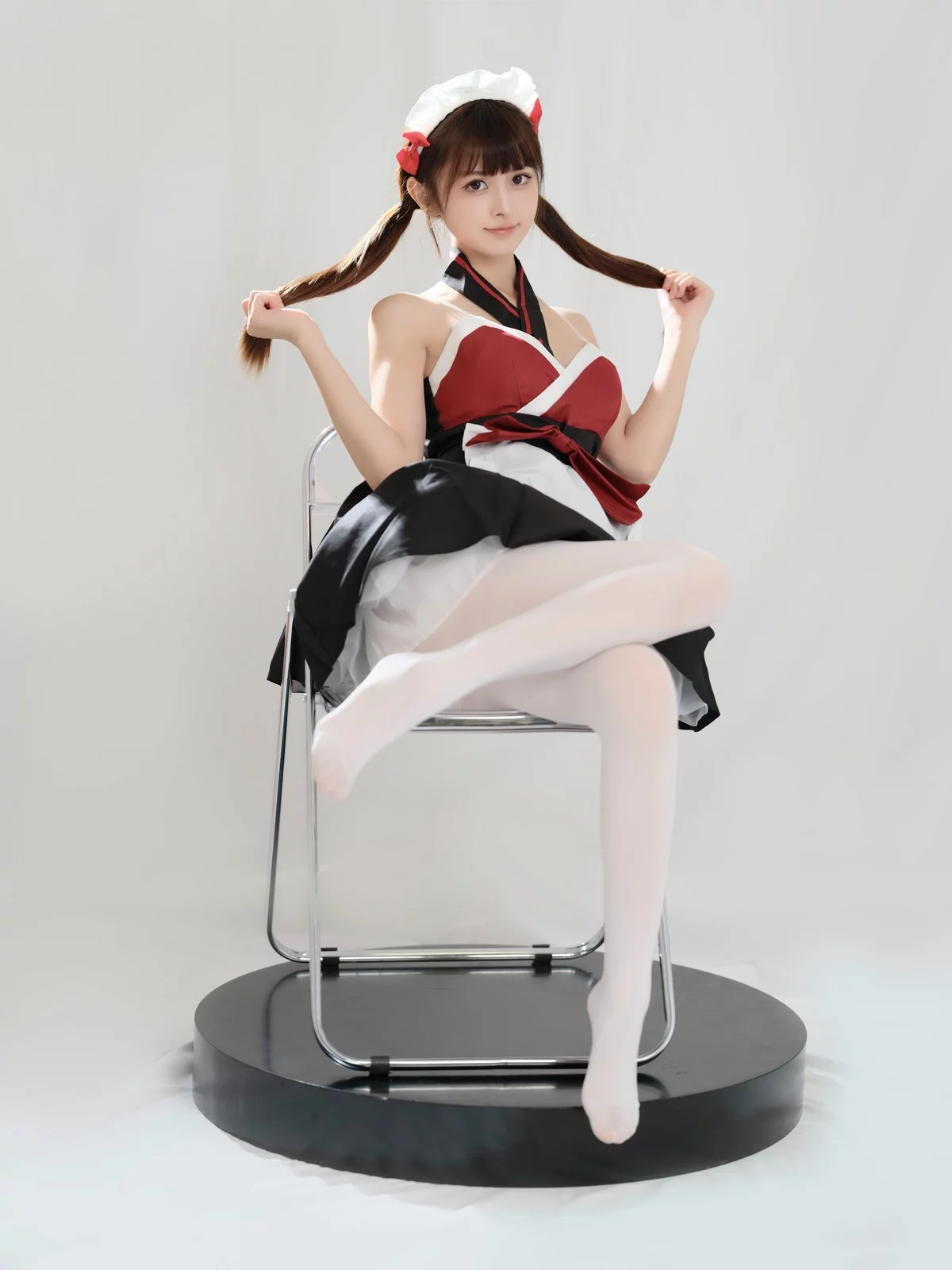 Coser美女河豚抚子红衣小女仆主题椅子上性感女仆装配白丝裤袜秀美腿诱惑写真25P