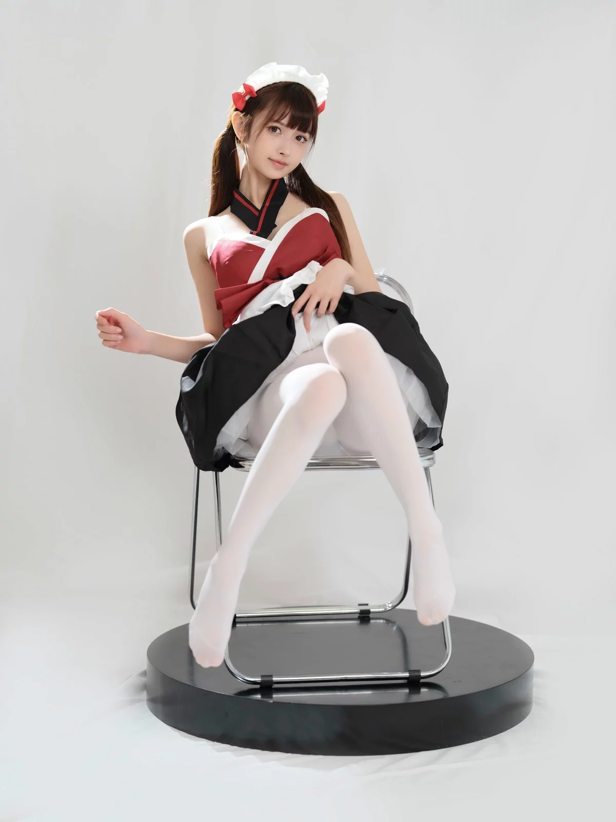 Coser美女河豚抚子红衣小女仆主题椅子上性感女仆装配白丝裤袜秀美腿诱惑写真25P