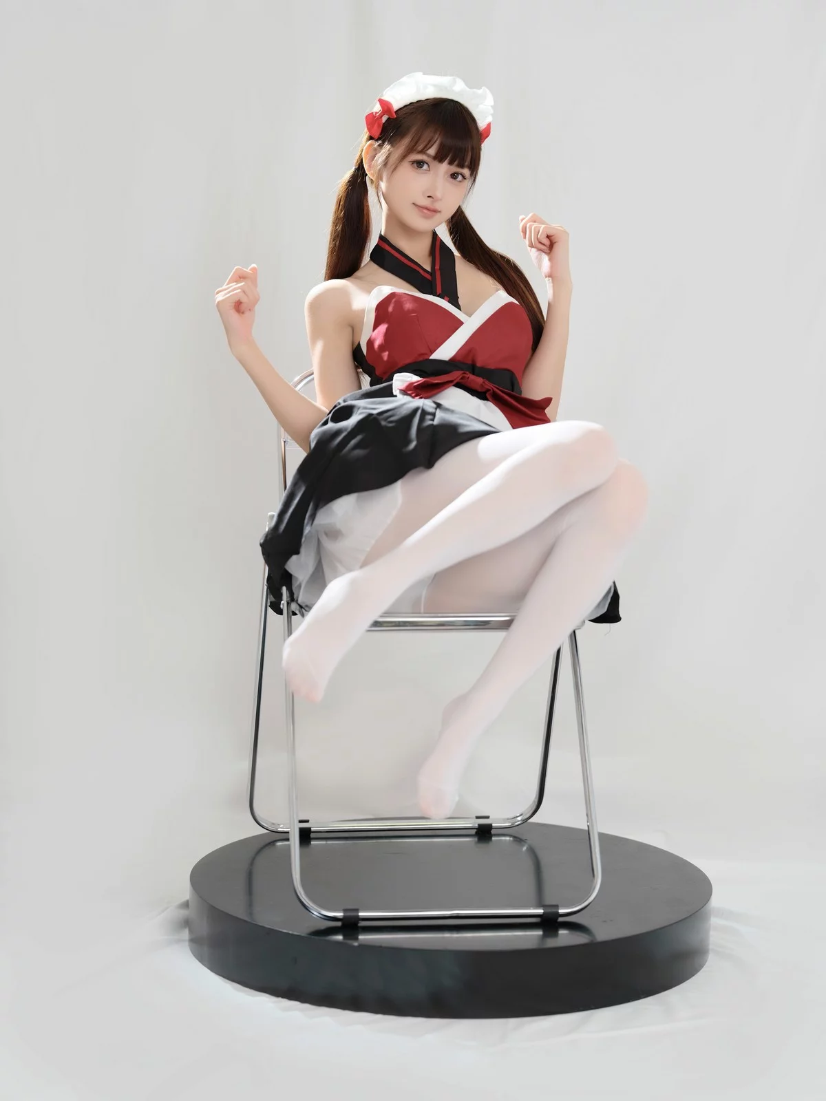 Coser美女河豚抚子红衣小女仆主题椅子上性感女仆装配白丝裤袜秀美腿诱惑写真25P