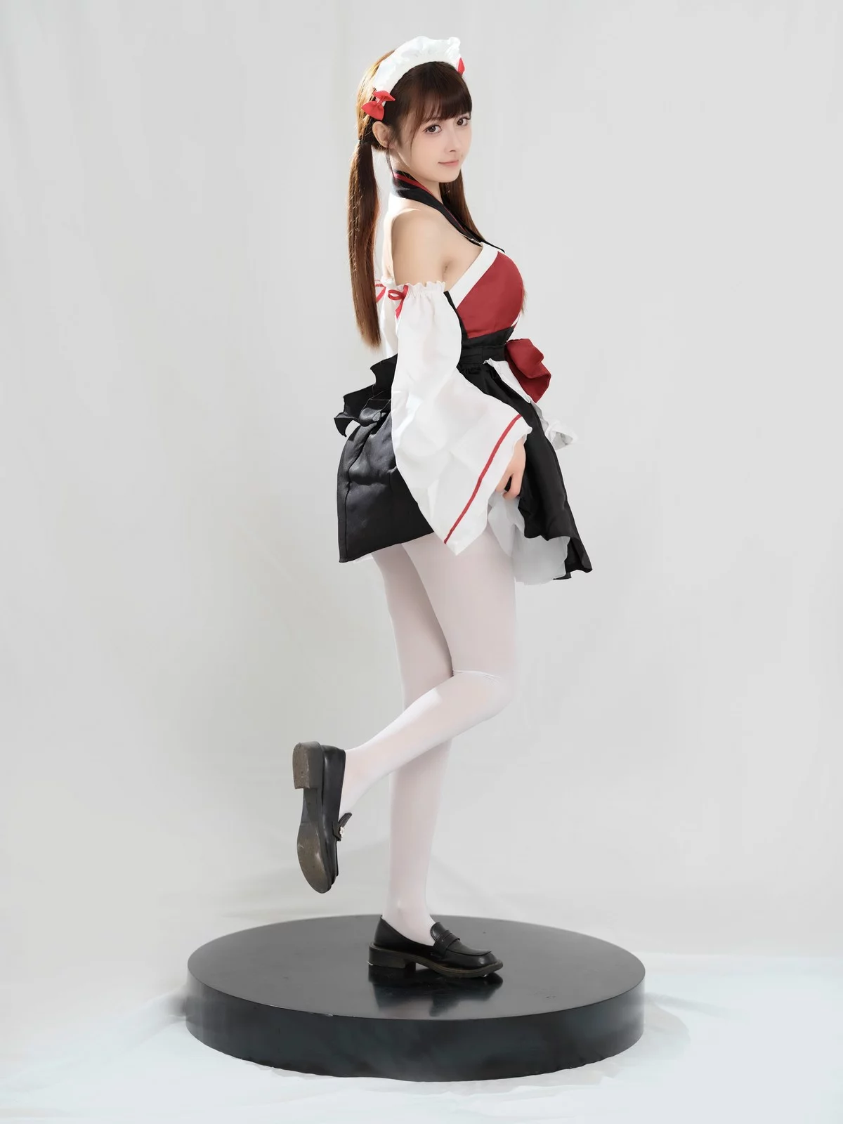 Coser美女河豚抚子红衣小女仆主题椅子上性感女仆装配白丝裤袜秀美腿诱惑写真25P