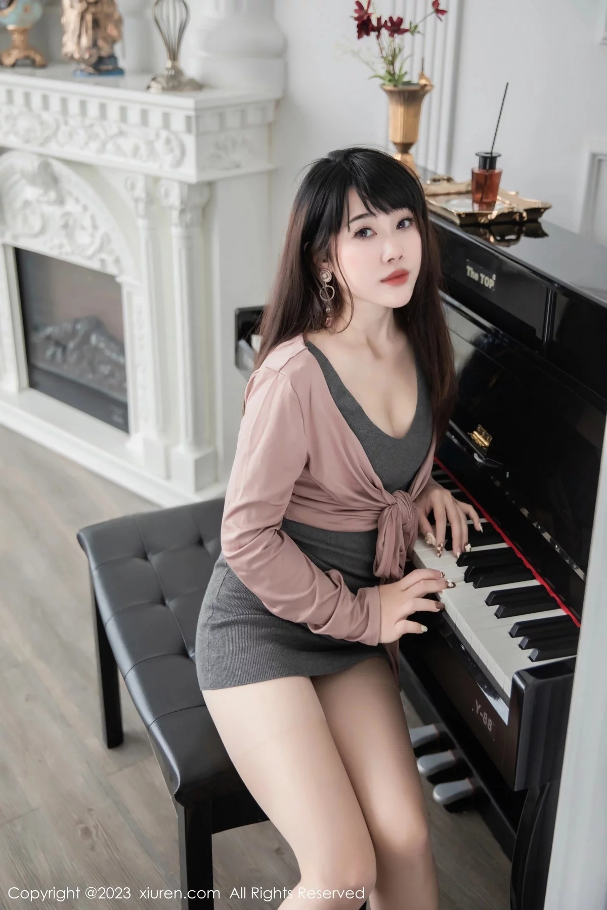 XiuRen第6532期_模特严利娅Yuliya钢琴师角色灰色连身短裙秀曼妙身姿诱惑写真72P