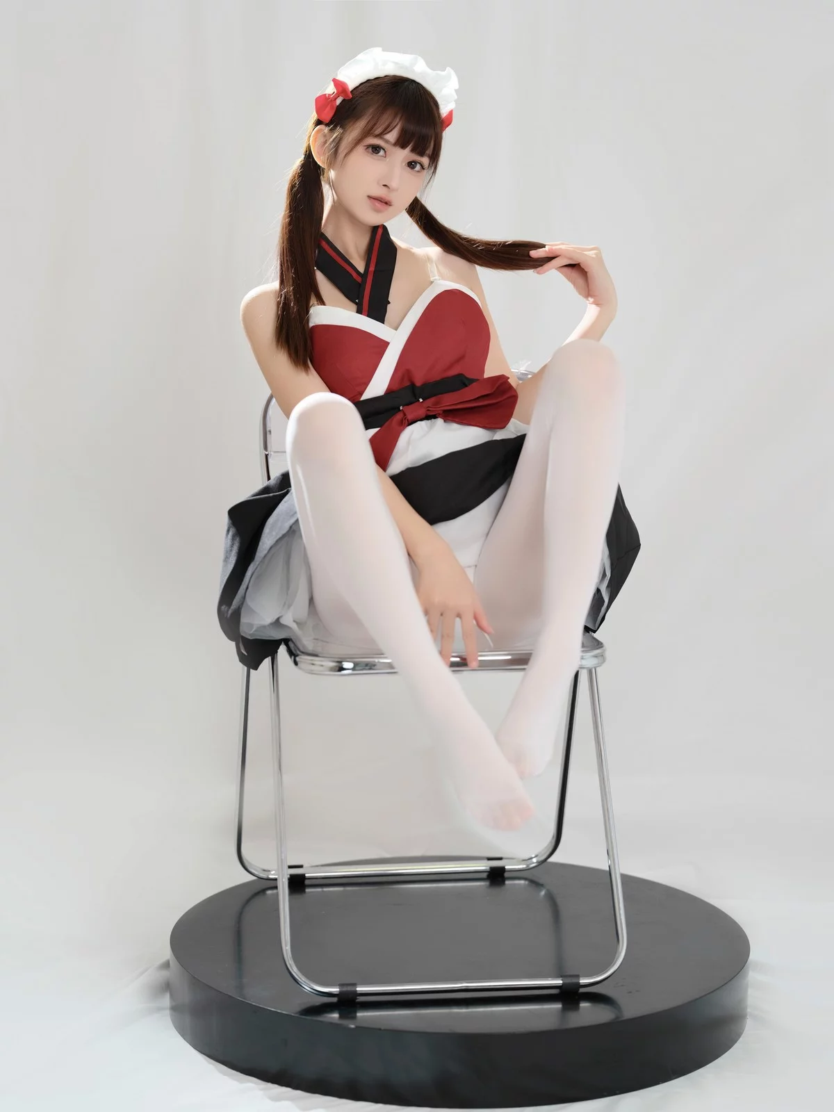 Coser美女河豚抚子红衣小女仆主题椅子上性感女仆装配白丝裤袜秀美腿诱惑写真25P