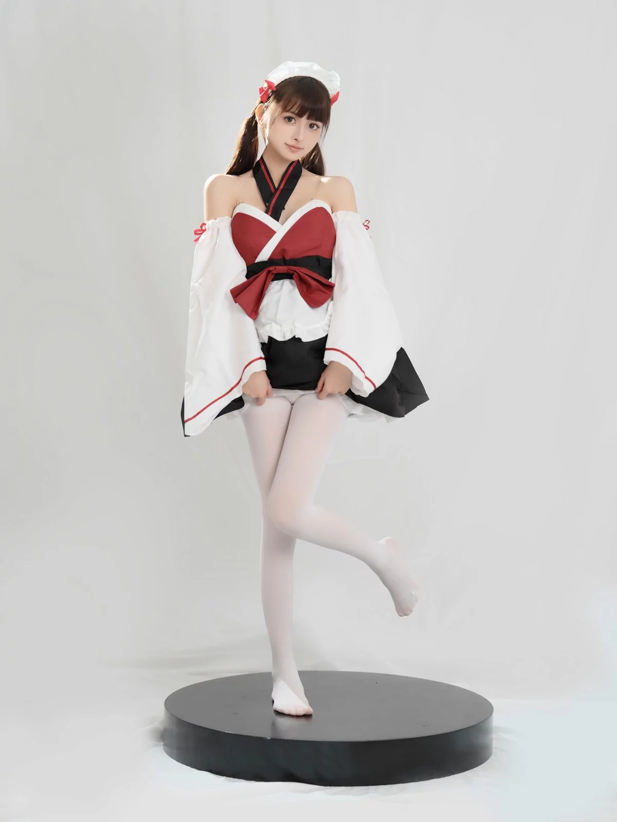 Coser美女河豚抚子红衣小女仆主题椅子上性感女仆装配白丝裤袜秀美腿诱惑写真25P